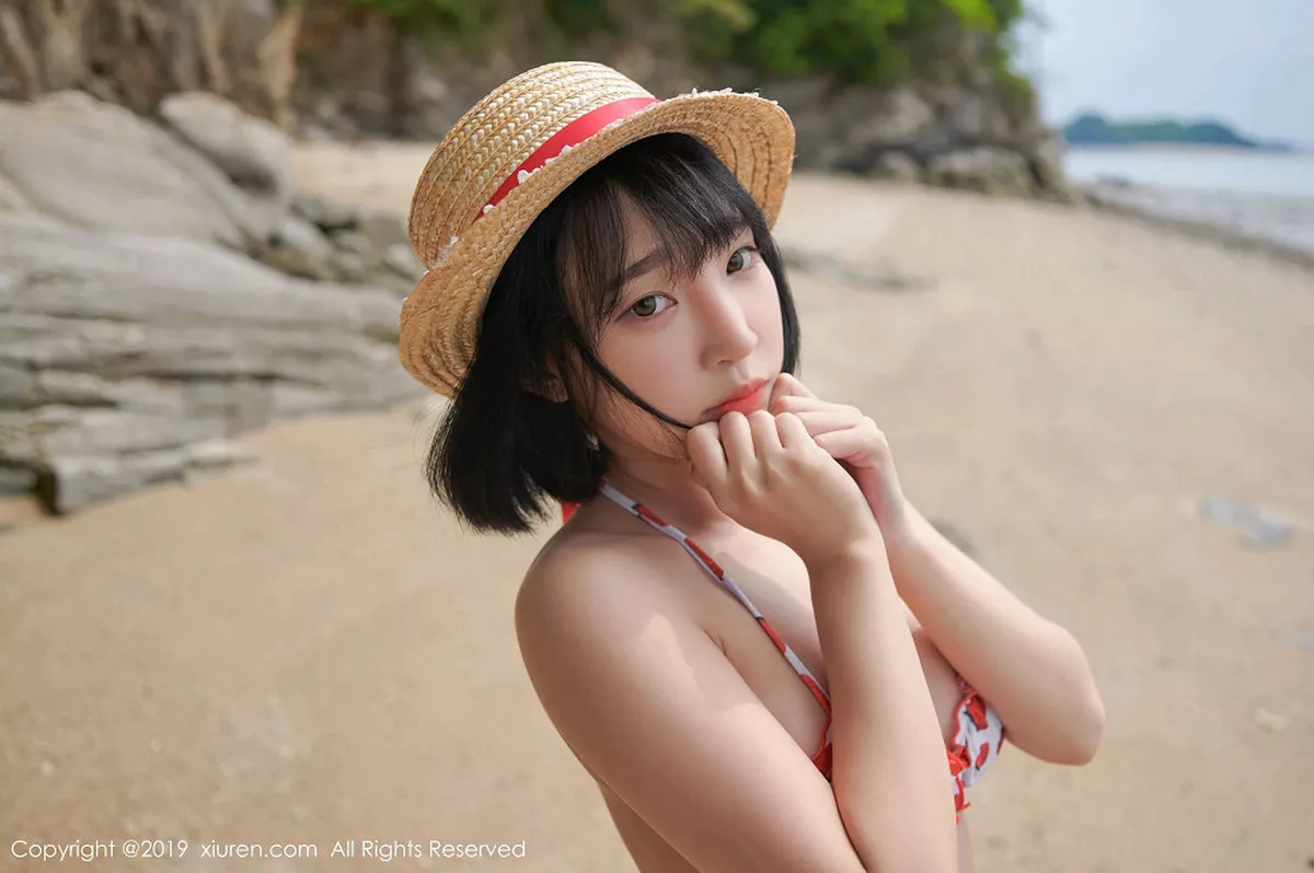 秀人集.com_[XiuRen秀人网]No.1611_美女模特_卿卿韩国旅拍海边沙滩性感比基尼秀完美身材写真53P