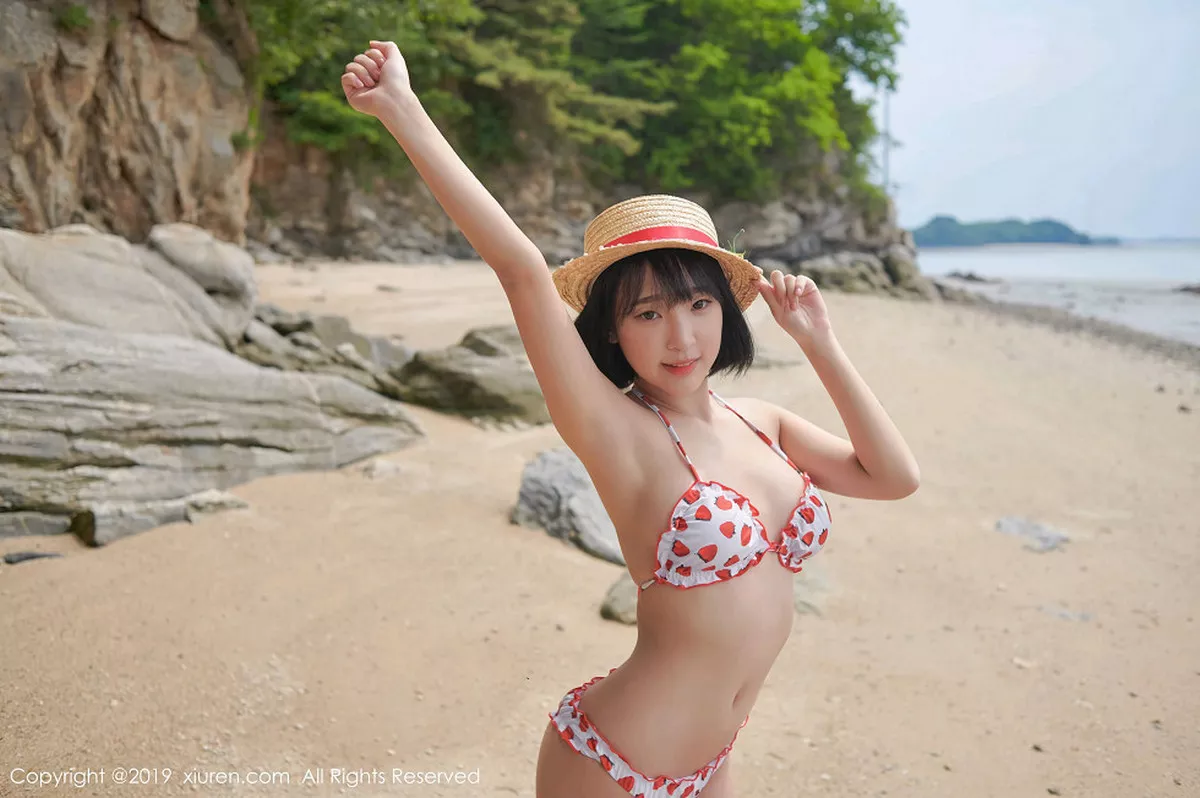 秀人集.com_[XiuRen秀人网]No.1611_美女模特_卿卿韩国旅拍海边沙滩性感比基尼秀完美身材写真53P