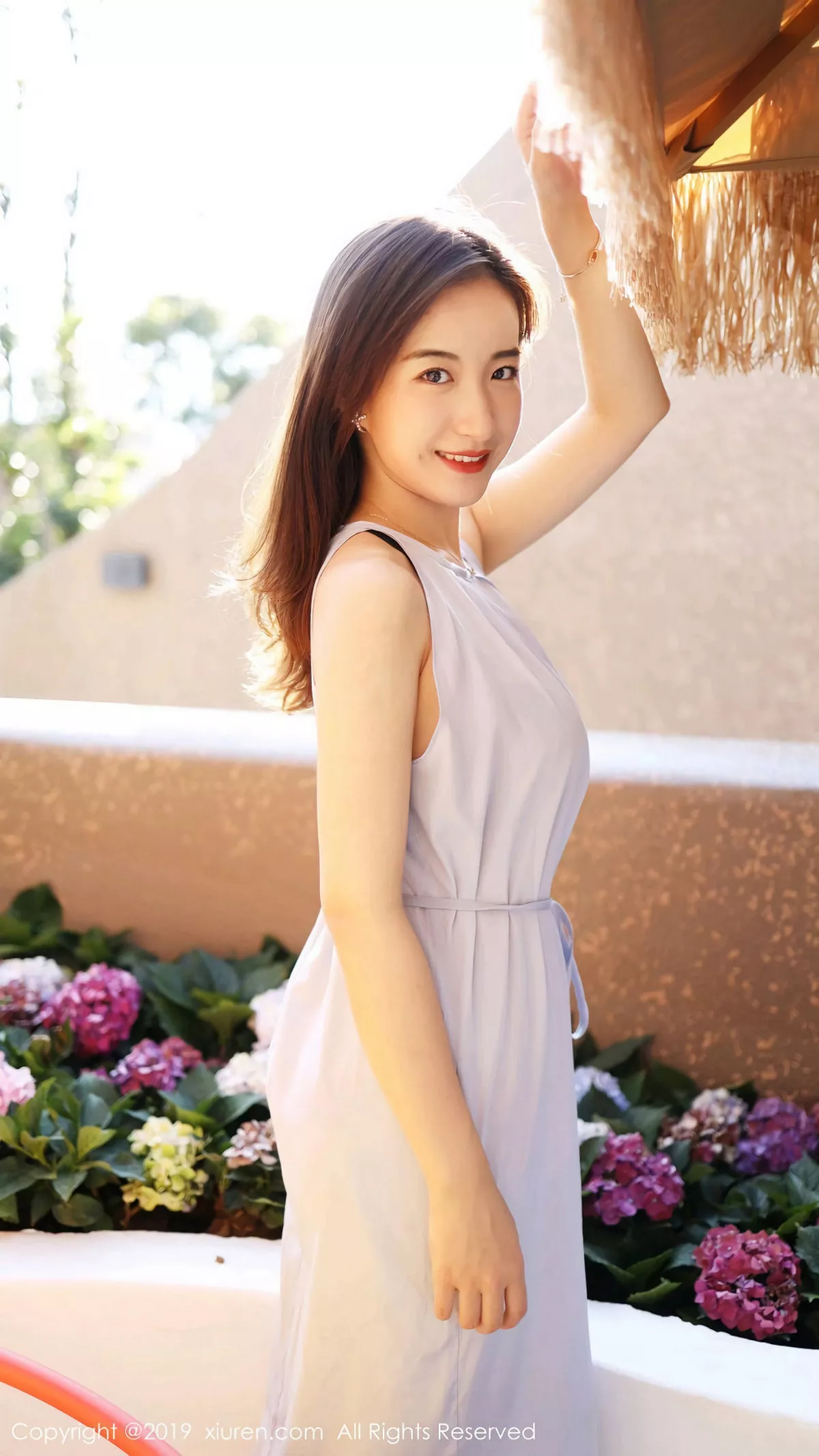 秀人集.com_[XiuRen秀人网]No.1660_嫩模艺儿拿铁户外白色长裙清新甜美风格靓丽迷人写真57P