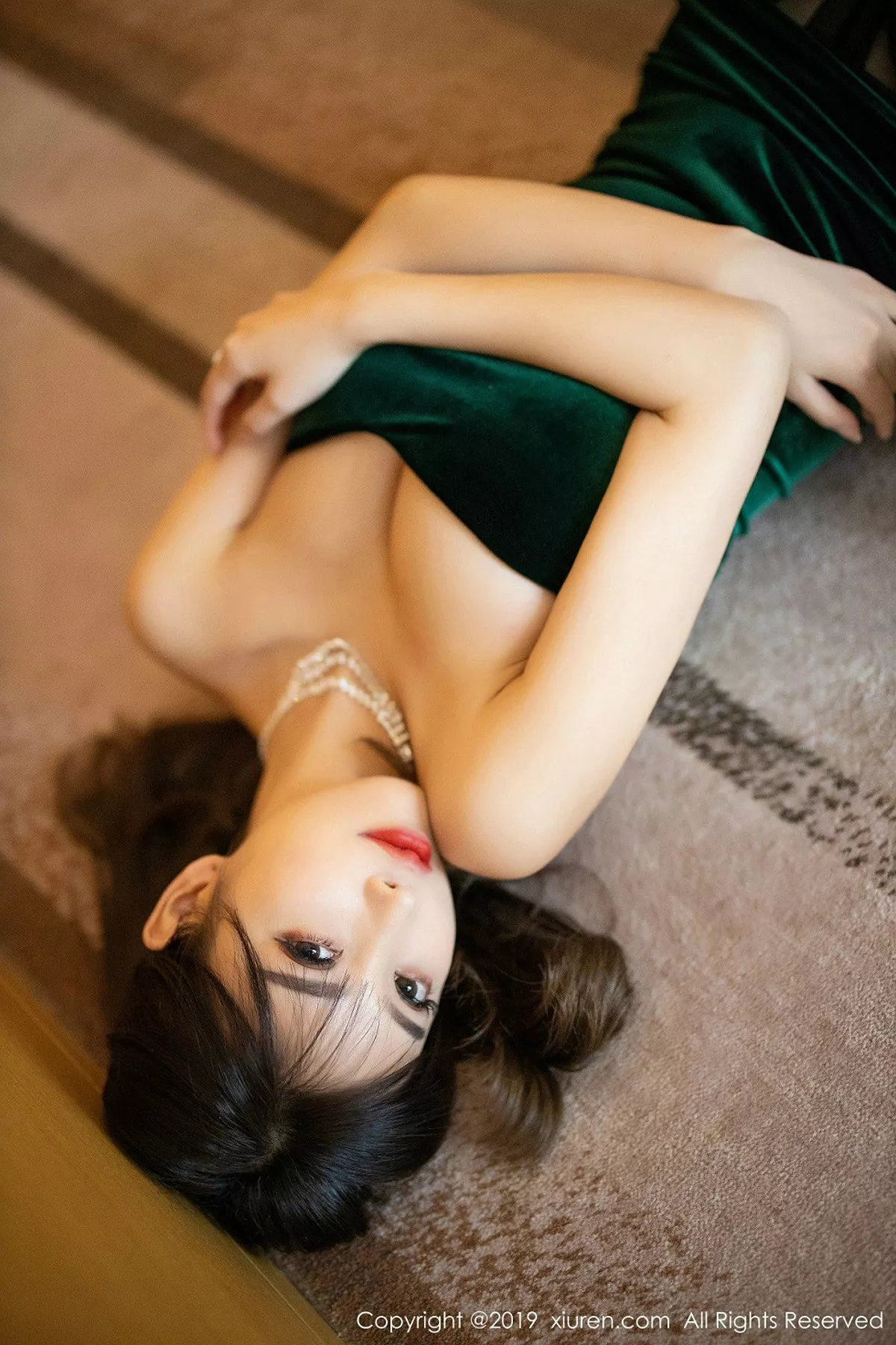 秀人集.com_[XiuRen秀人网]No.1731_女神杨晨晨sugar私房墨绿色抹胸裙配黑丝裤袜秀美腿诱惑写真98P