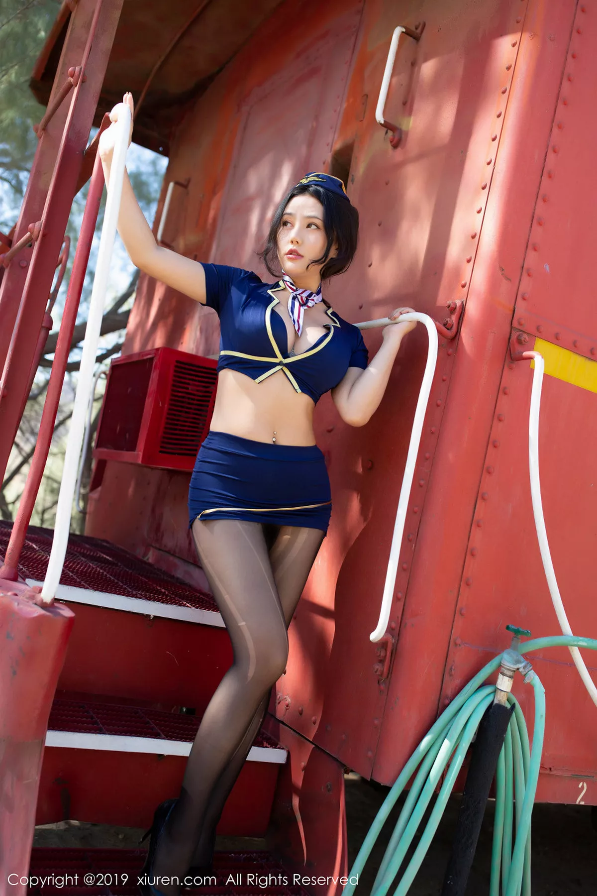 秀人集.com_[XiuRen秀人网]No.1755_女神Manuela玛鲁娜美国旅拍室外火车乘务员扮演秀翘臀诱惑写真45P