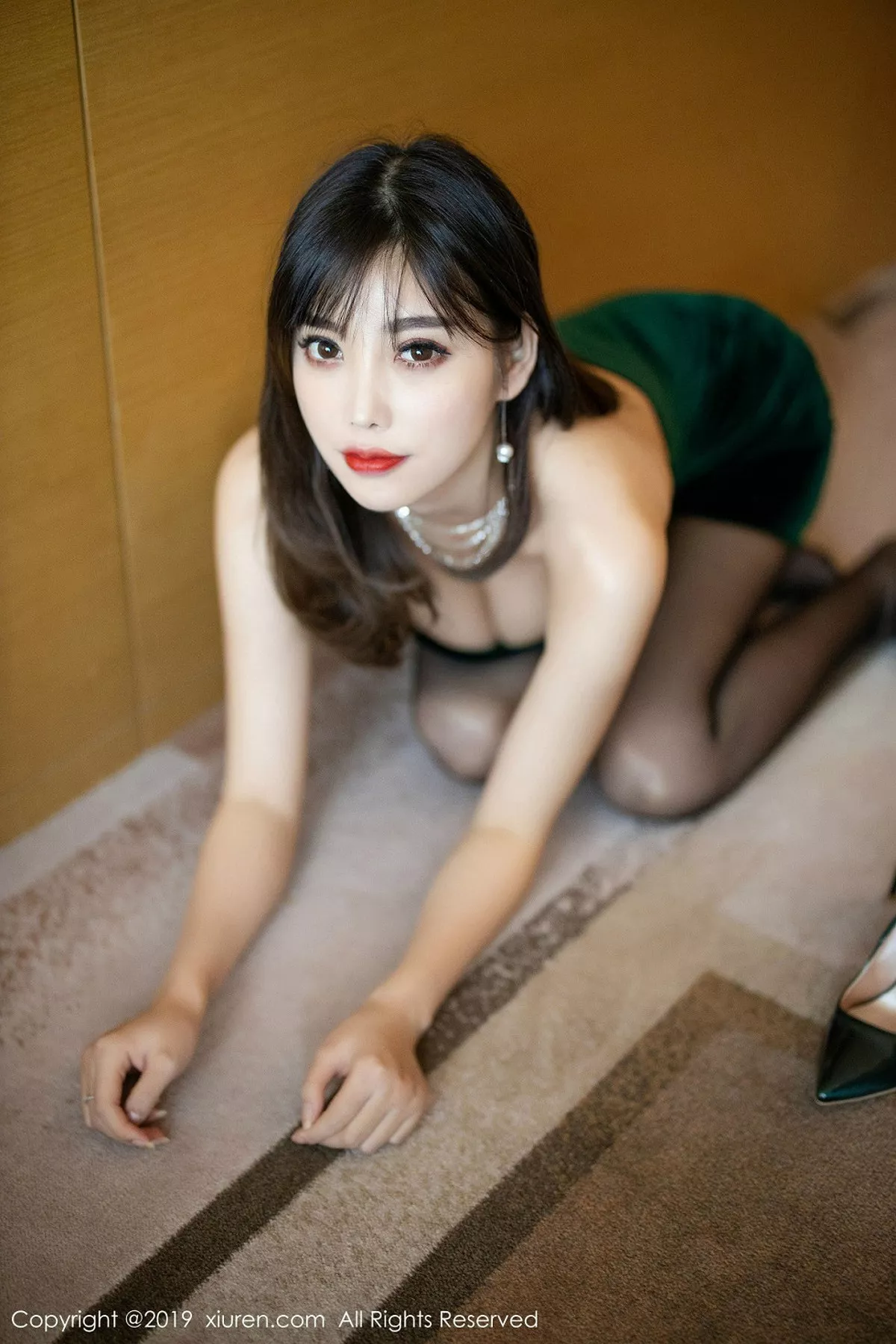秀人集.com_[XiuRen秀人网]No.1731_女神杨晨晨sugar私房墨绿色抹胸裙配黑丝裤袜秀美腿诱惑写真98P