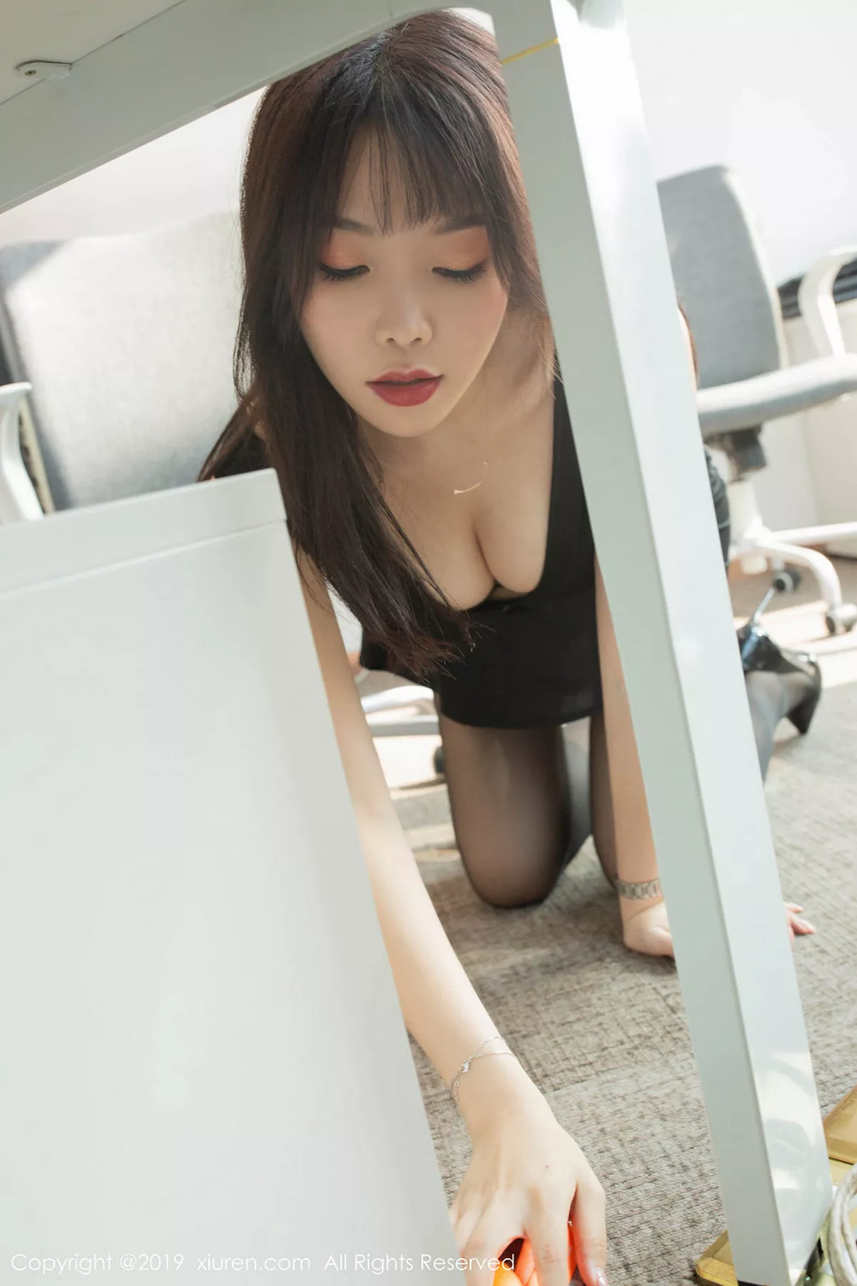 秀人集.com_[XiuRen秀人网]No.1757_女神芝芝Booty办公室主题性感女秘书超薄无内黑丝惹火诱惑写真54P