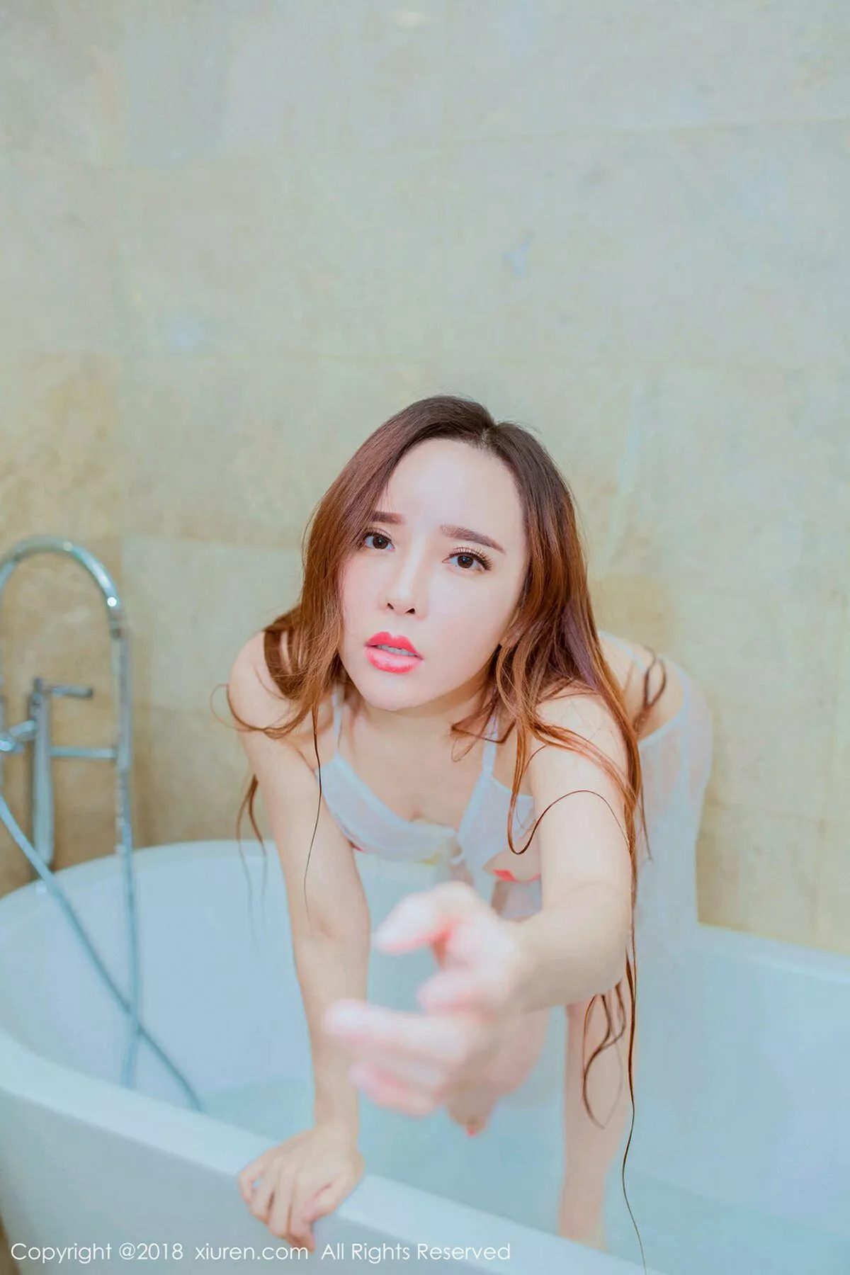 秀人集.com_[XiuRen秀人网]No.1229_嫩模艾小青浴室蕾丝情趣内衣湿身秀豪乳胶带遮点诱惑写真40P