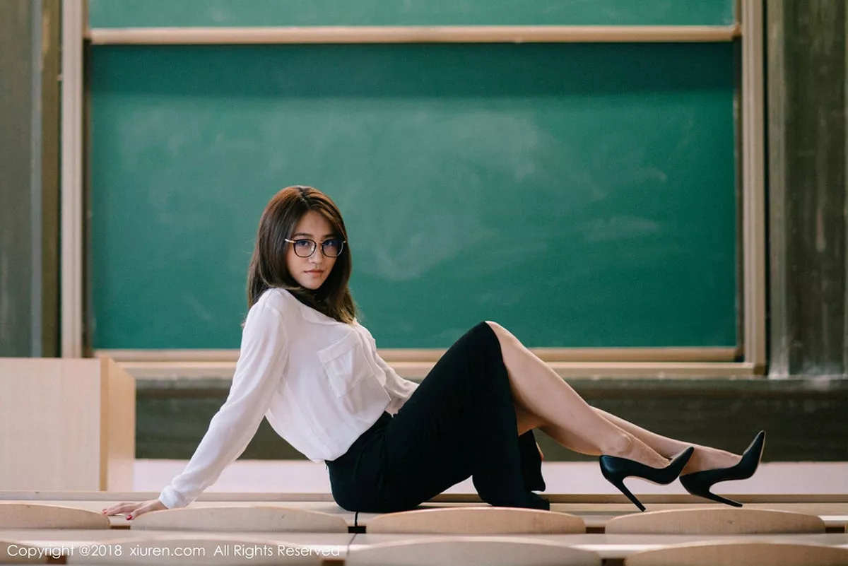 秀人集.com_[XiuRen秀人网]No.1267_女神许诺Sabrina性感教师制服白衬衣配黑短裙秀美腿写真44P