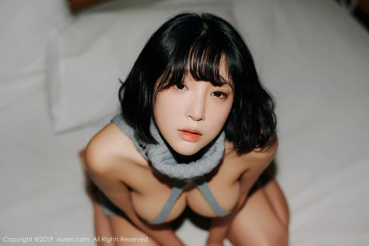 秀人集.com_[XiuRen秀人网]No.1304_模特_卿卿私房开背毛衣+户外红色比基尼秀完美身材性感写真49P