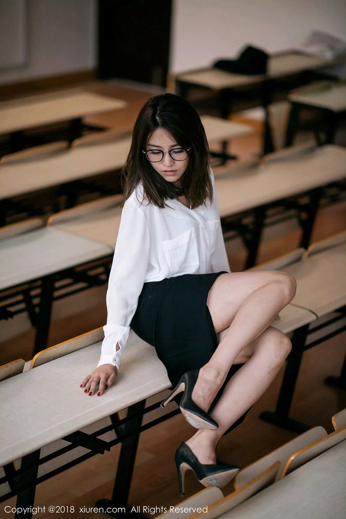 秀人集.com_[XiuRen秀人网]No.1267_女神许诺Sabrina性感教师制服白衬衣配黑短裙秀美腿写真44P