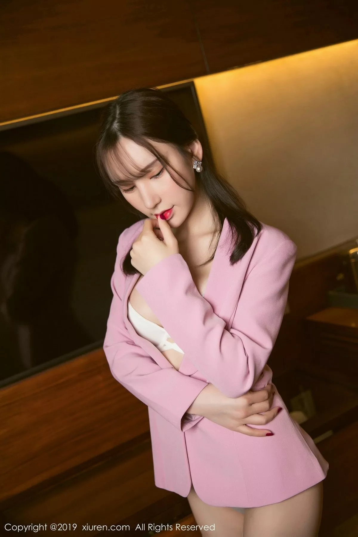 秀人集.com_[XiuRen秀人网]No.1391_嫩模周于希Sandy粉色OL装扮配白丝袜秀翘臀诱惑写真50P