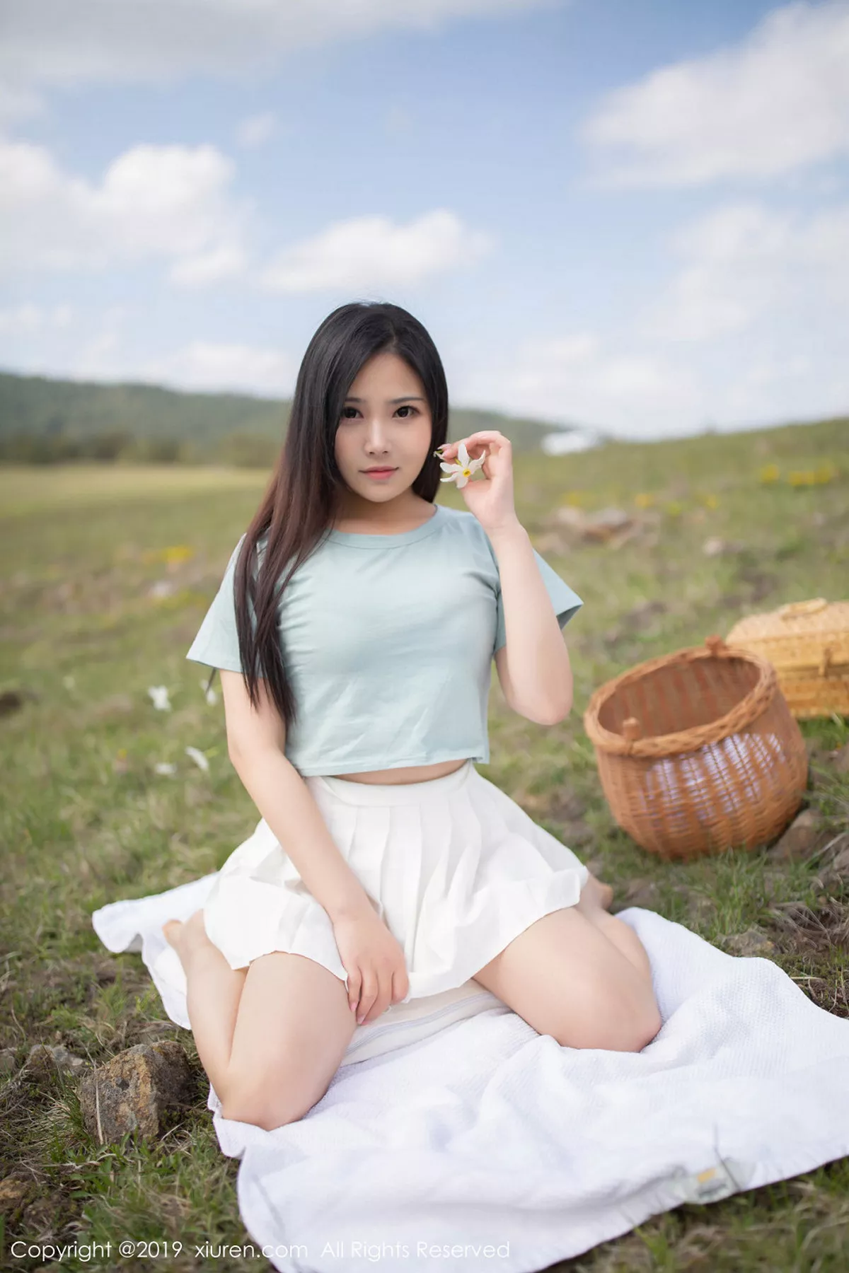 秀人集.com_[XiuRen秀人网]No.1495_女神徐微微mia东欧旅拍户外草地半脱内裤秀翘臀屁沟诱惑写真45P