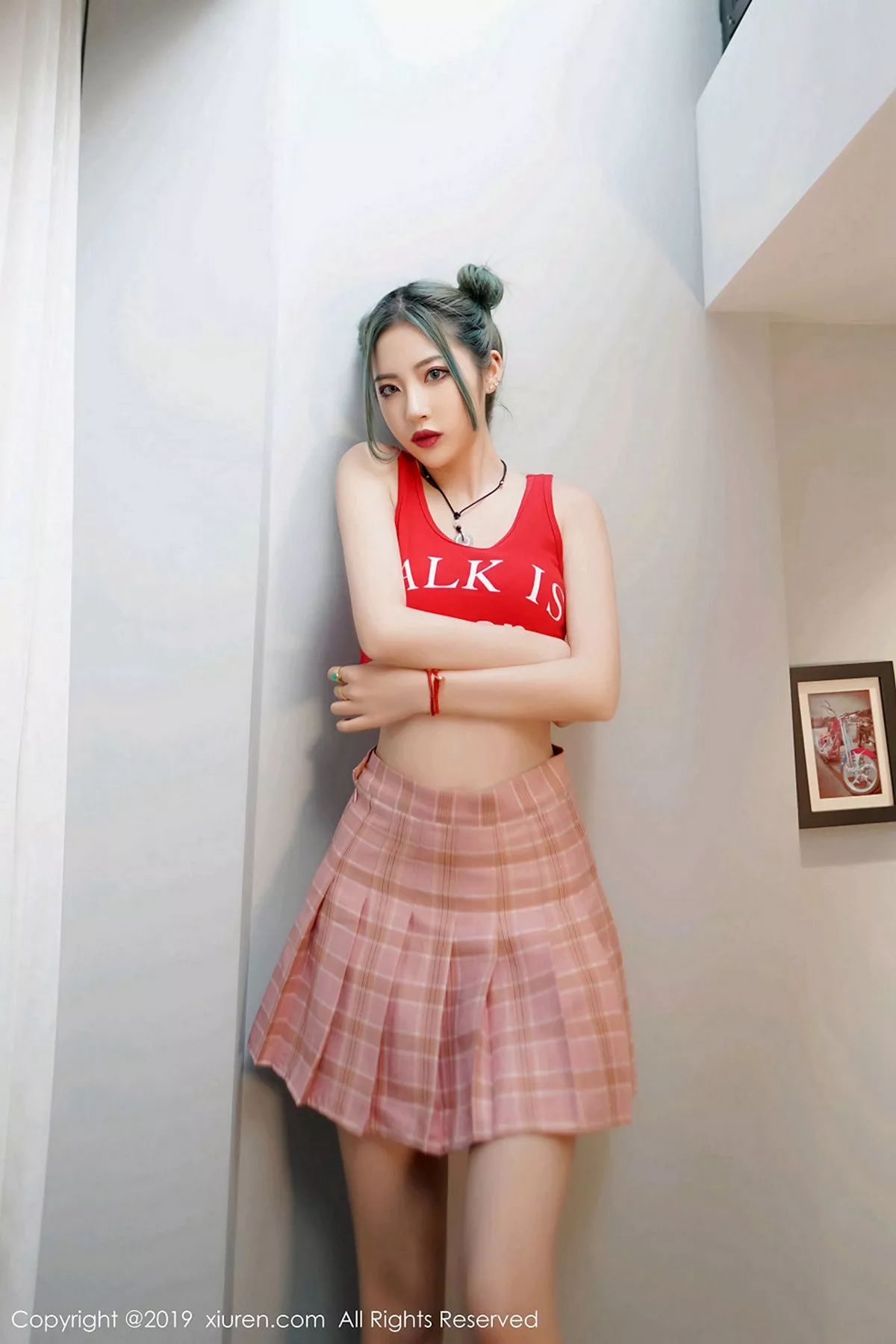 秀人集.com_[XiuRen秀人网]No.1550_嫩模贾诗晗性感红色抹胸内衣配红色格子裙秀完美身材写真48P