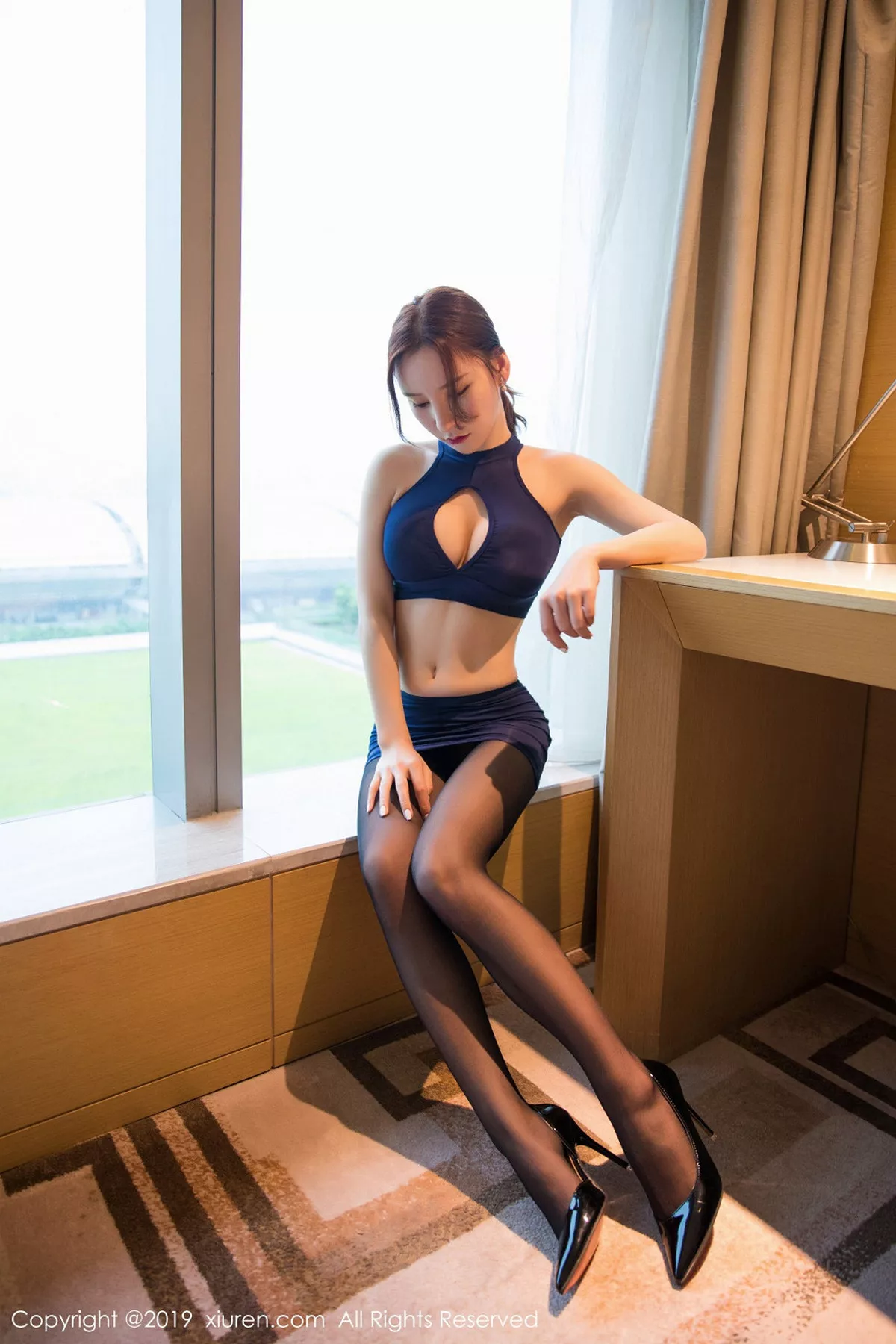 秀人集.com_[XiuRen秀人网]No.1532_女神周于希Sandy私房蓝色短裙配无内黑丝裤袜秀美腿诱惑写真45P