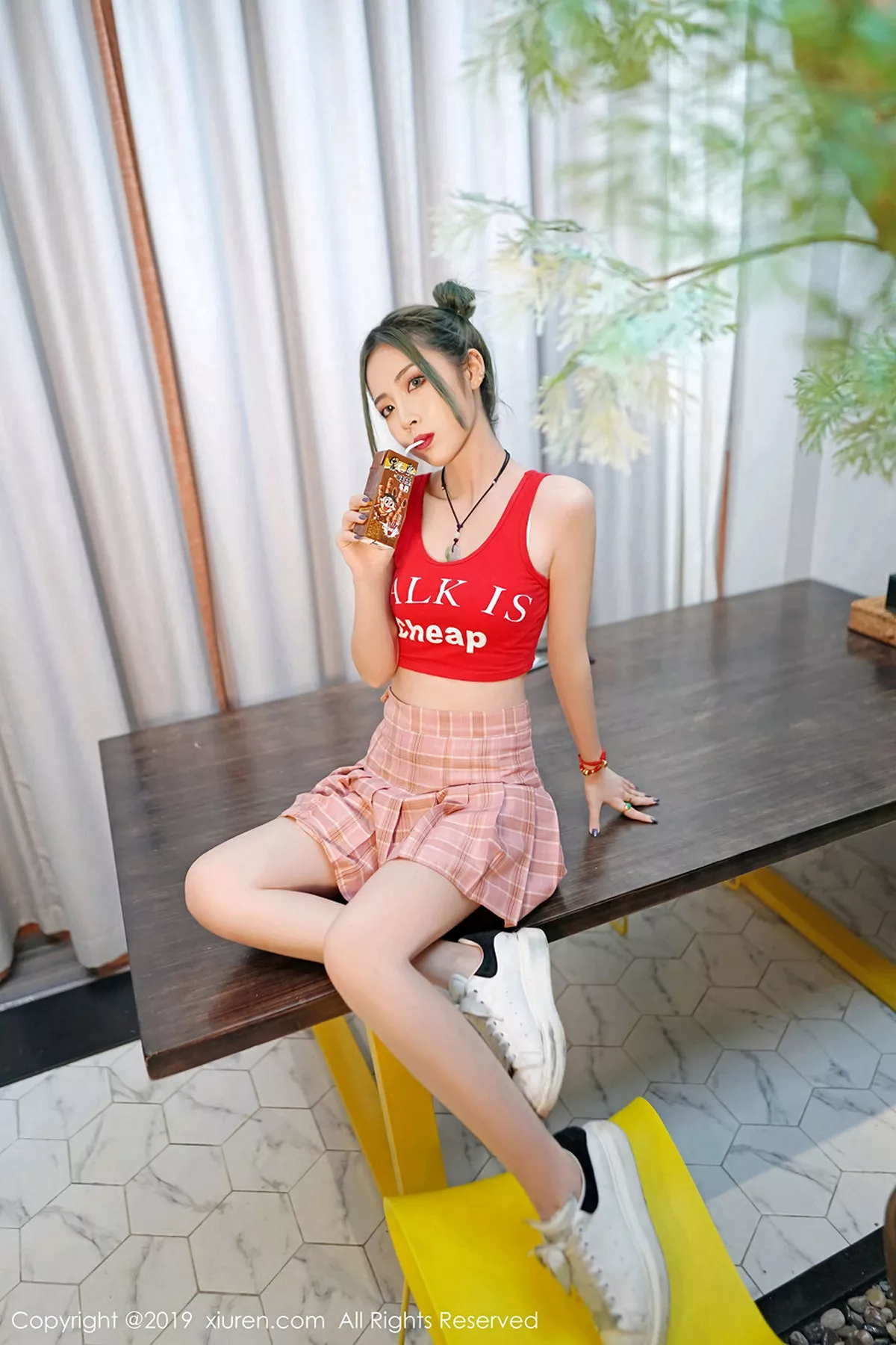 秀人集.com_[XiuRen秀人网]No.1550_嫩模贾诗晗性感红色抹胸内衣配红色格子裙秀完美身材写真48P
