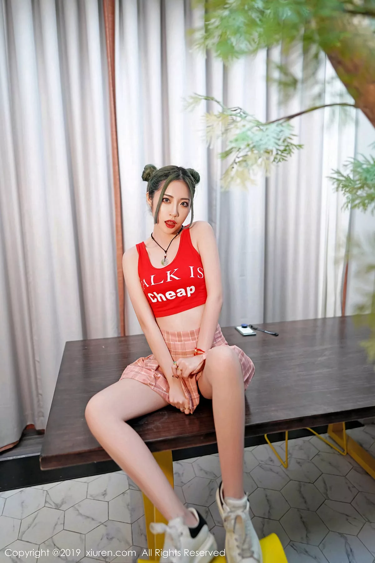 秀人集.com_[XiuRen秀人网]No.1550_嫩模贾诗晗性感红色抹胸内衣配红色格子裙秀完美身材写真48P