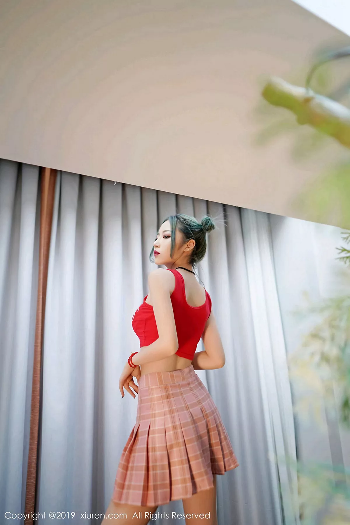 秀人集.com_[XiuRen秀人网]No.1550_嫩模贾诗晗性感红色抹胸内衣配红色格子裙秀完美身材写真48P