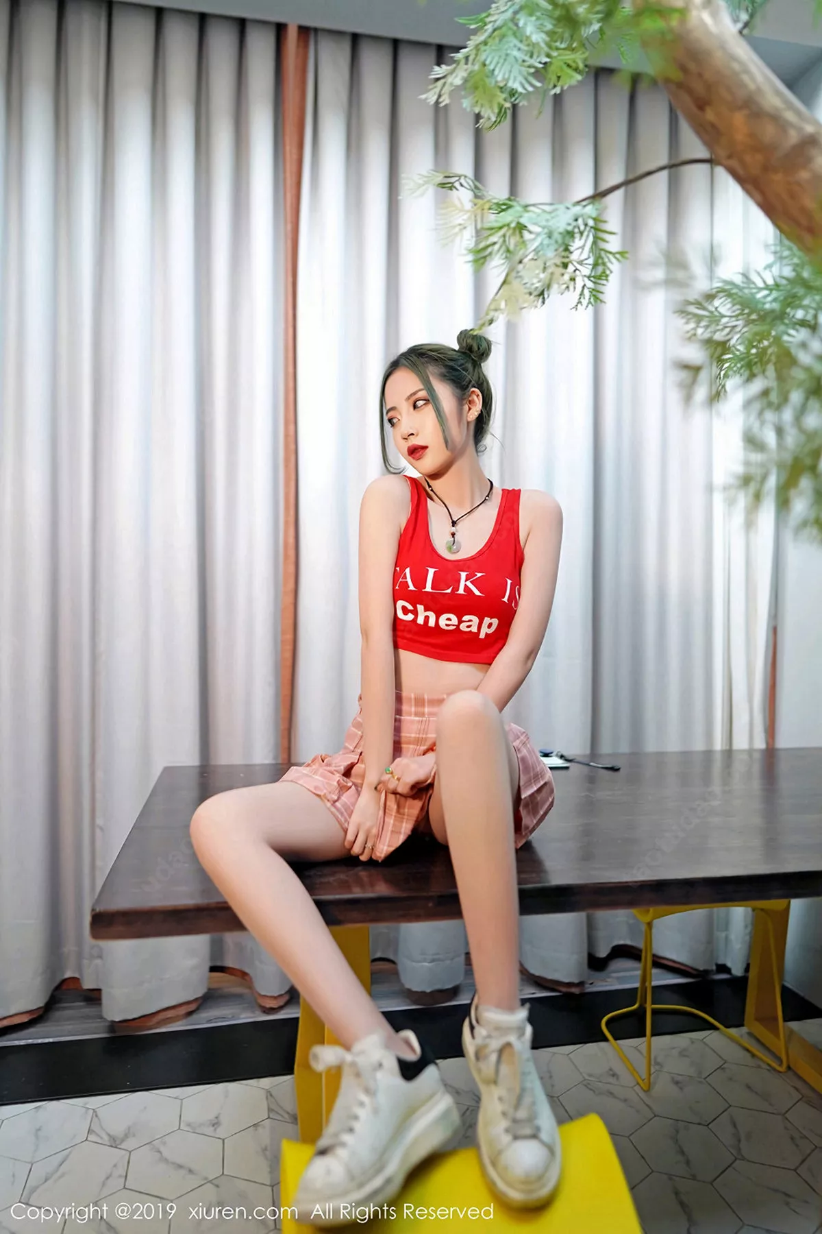 秀人集.com_[XiuRen秀人网]No.1550_嫩模贾诗晗性感红色抹胸内衣配红色格子裙秀完美身材写真48P