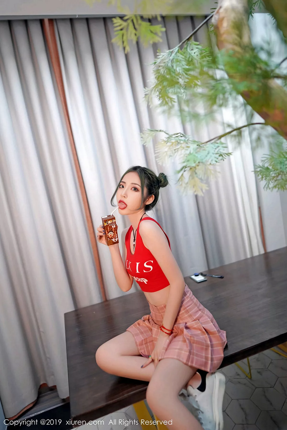 秀人集.com_[XiuRen秀人网]No.1550_嫩模贾诗晗性感红色抹胸内衣配红色格子裙秀完美身材写真48P
