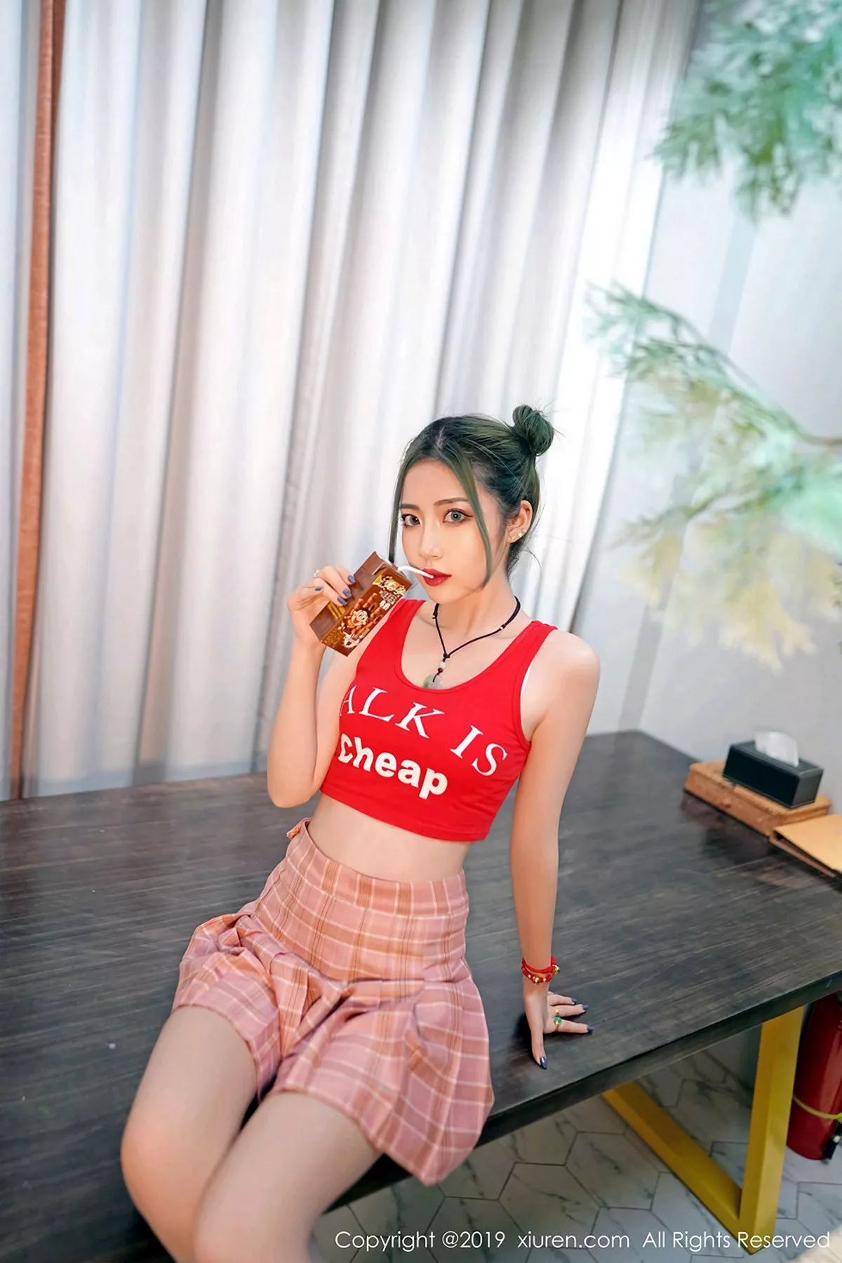 秀人集.com_[XiuRen秀人网]No.1550_嫩模贾诗晗性感红色抹胸内衣配红色格子裙秀完美身材写真48P