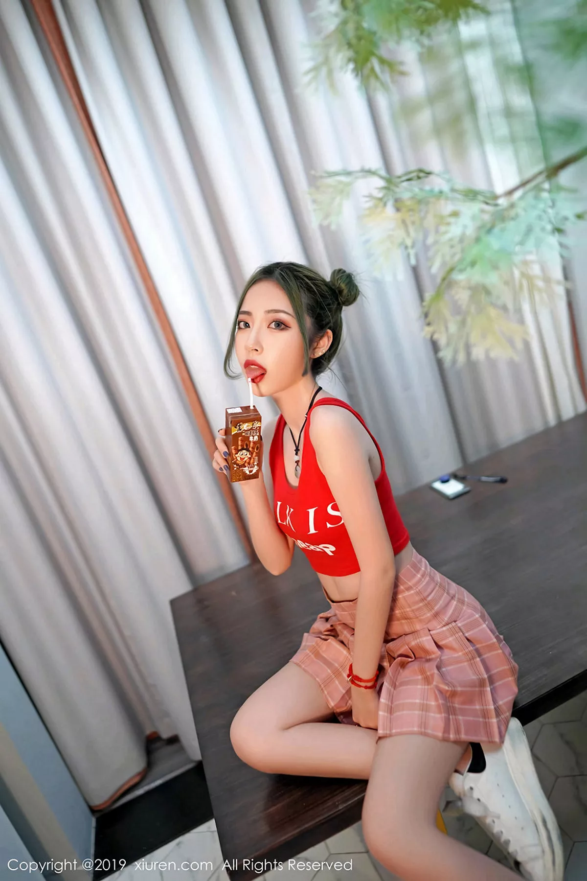 秀人集.com_[XiuRen秀人网]No.1550_嫩模贾诗晗性感红色抹胸内衣配红色格子裙秀完美身材写真48P