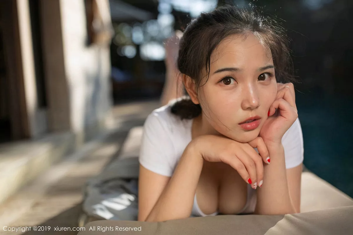 秀人集.com_[XiuRen秀人网]No.1586_女神徐微微mia巴厘岛旅拍泳池边白色抹胸内衣配蕾丝袜诱惑写真93P