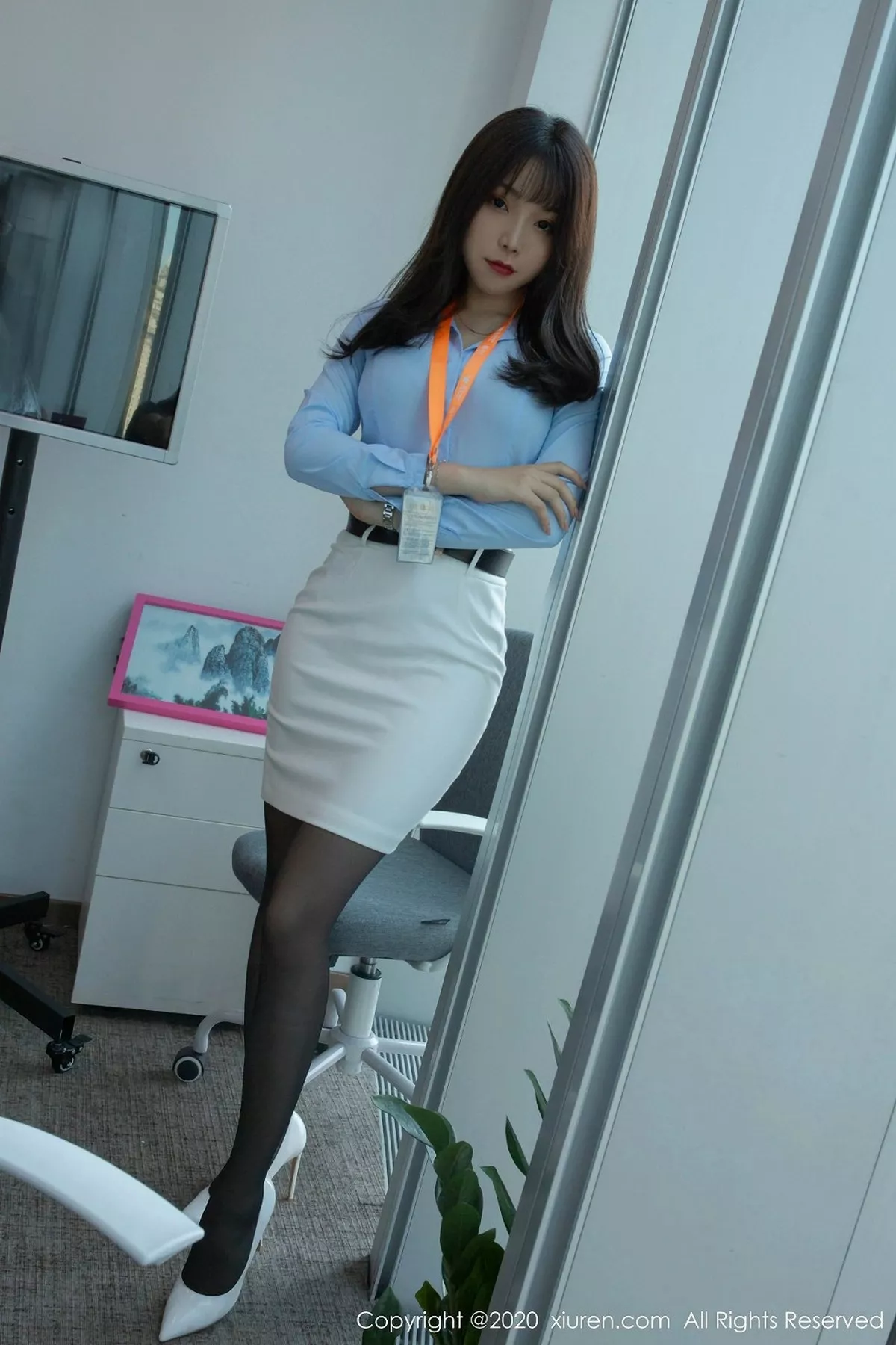 秀人集.com_[XiuRen秀人网]No.2047_女神芝芝Booty办公室主题蓝色职业装半脱露完美身材诱惑写真62P