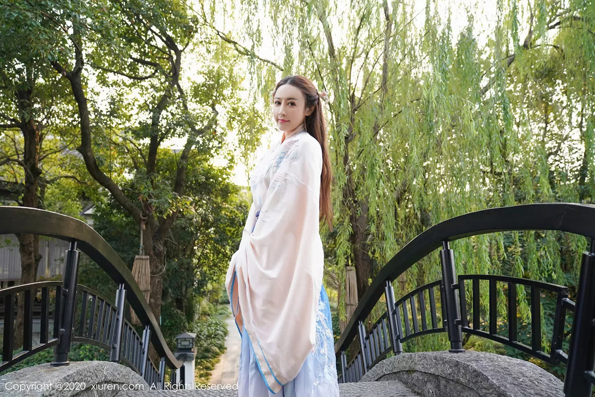 秀人集.com_[XiuRen秀人网]No.1983_嫩模周井空室外园林古装服饰半脱秀火辣身材撩人诱惑写真41P