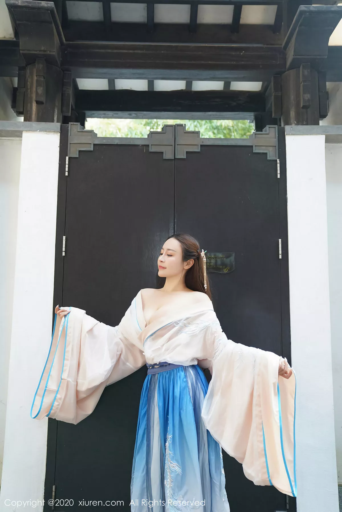 秀人集.com_[XiuRen秀人网]No.1983_嫩模周井空室外园林古装服饰半脱秀火辣身材撩人诱惑写真41P