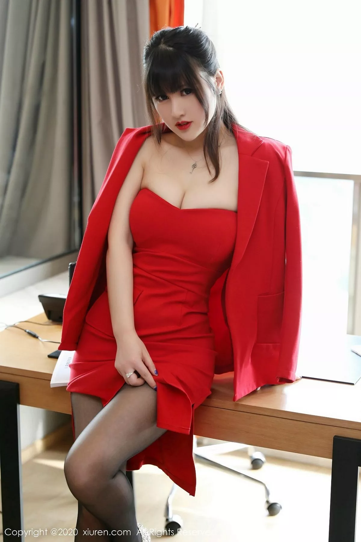 秀人集.com_[XiuRen秀人网]No.2087_嫩模诗诗kiki私房红色连身裙配无内黑丝裤袜秀翘臀诱惑写真72P