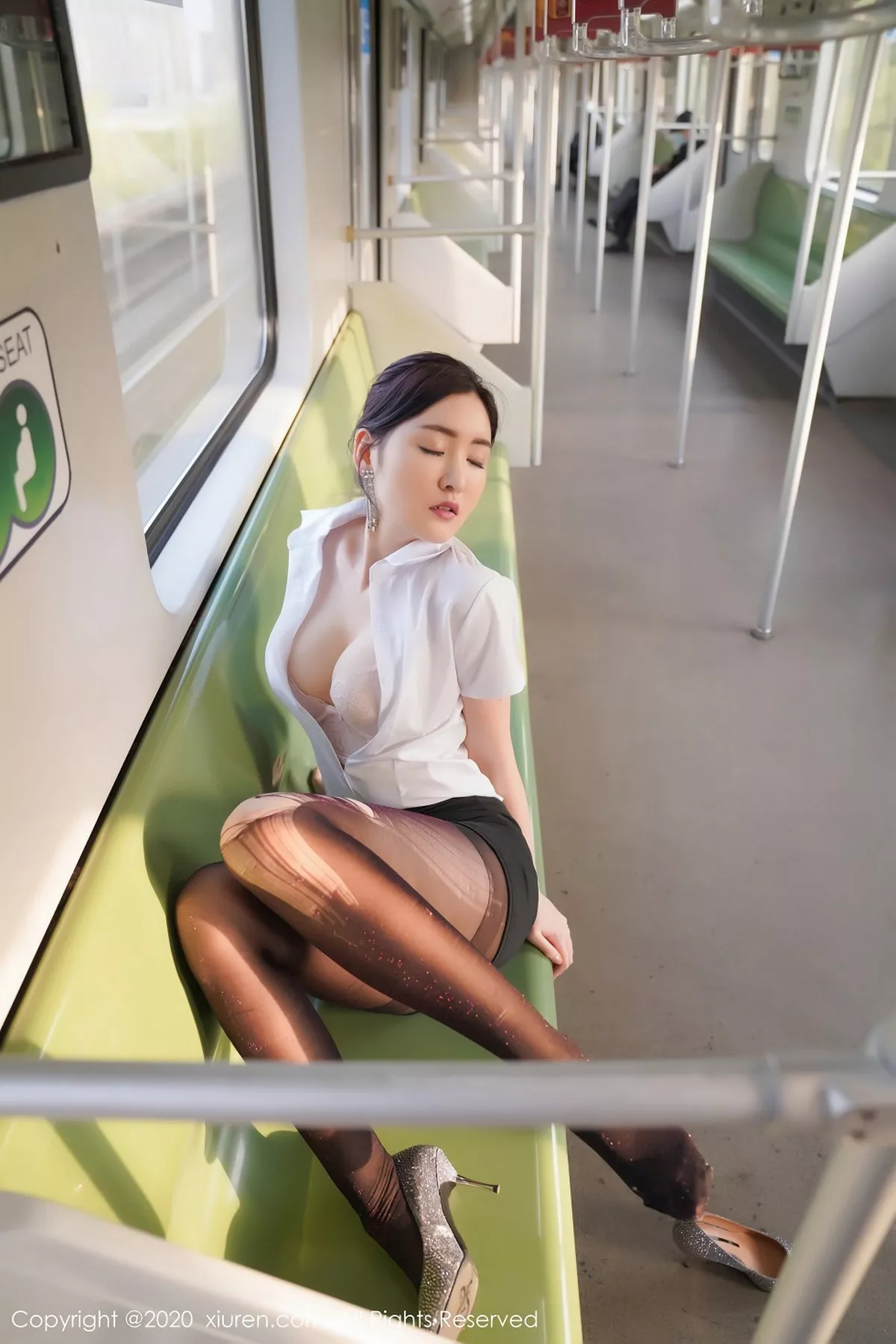 秀人集.com_[XiuRen秀人网]No.2202_嫩模沈梦瑶地铁场景主题性感秘书制服黑短裙下黑丝美腿诱惑写真140P