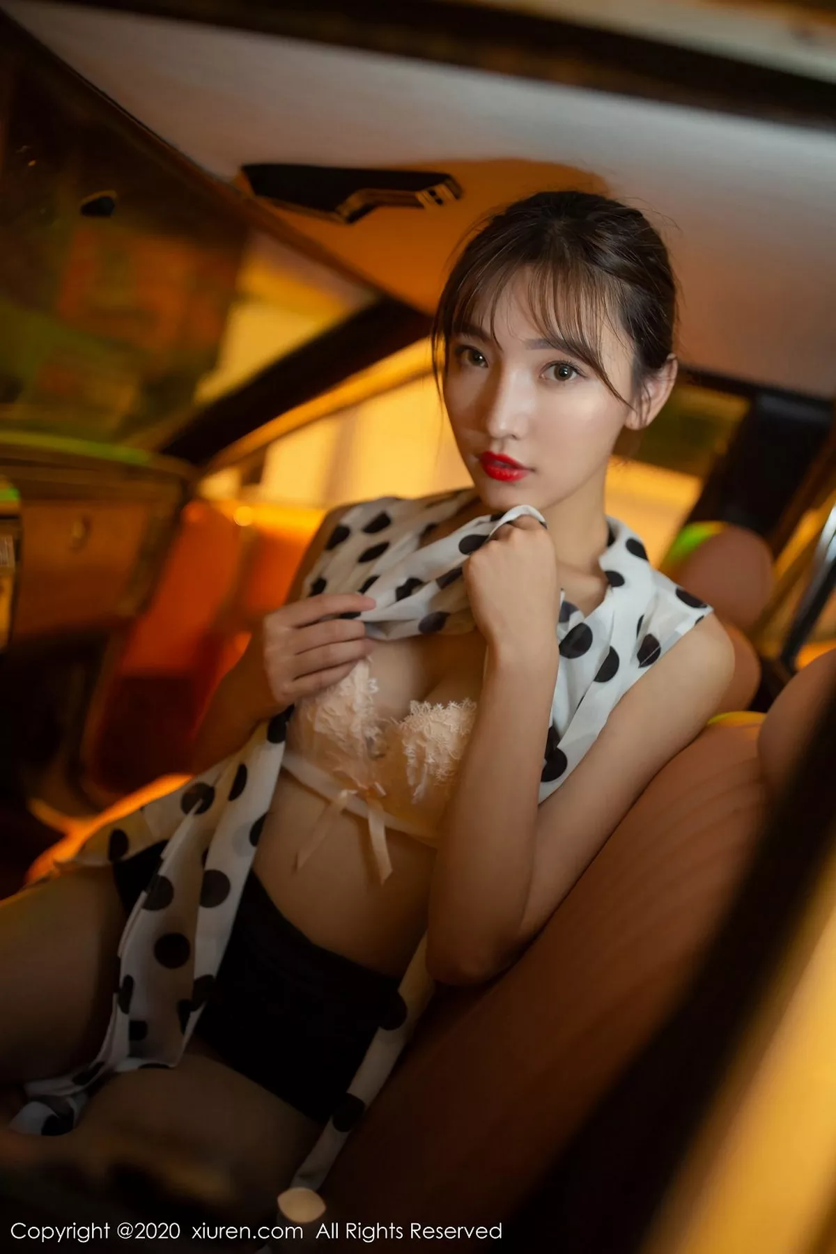 秀人集.com_[XiuRen秀人网]No.2222_嫩模陆萱萱出租车司机主题车内半脱露曼妙身材撩人诱惑写真76P