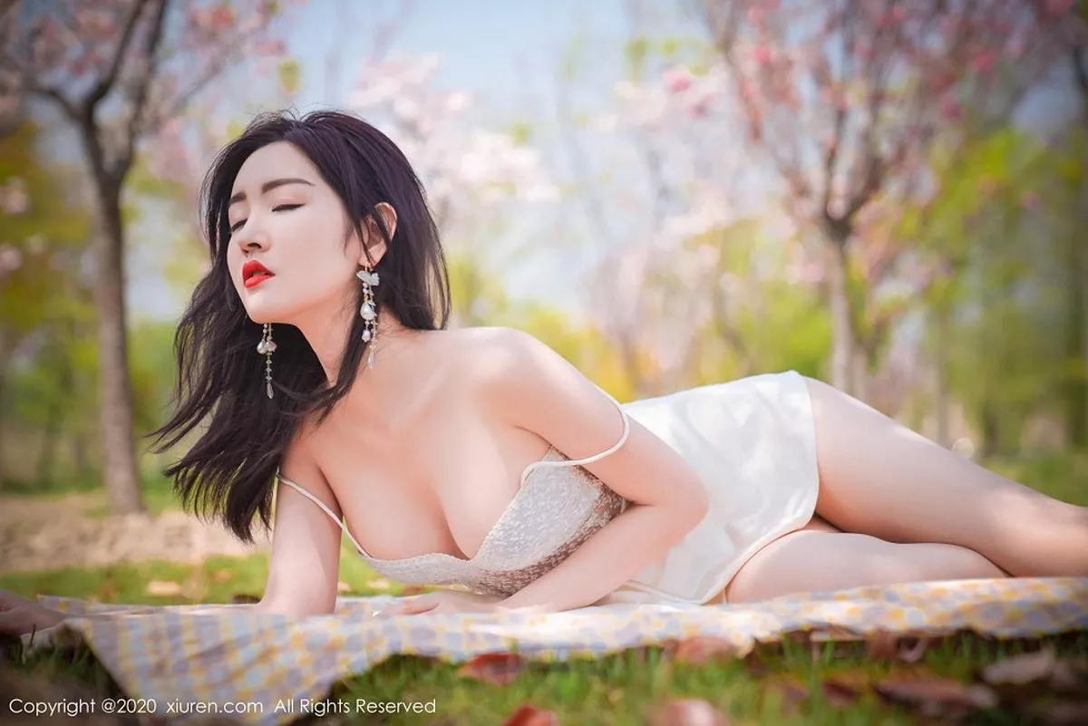 秀人集.com_[XiuRen秀人网]No.2297_嫩模沈梦瑶外景吊裙主题草地上半脱裙子真空露火辣身材诱惑写真55P
