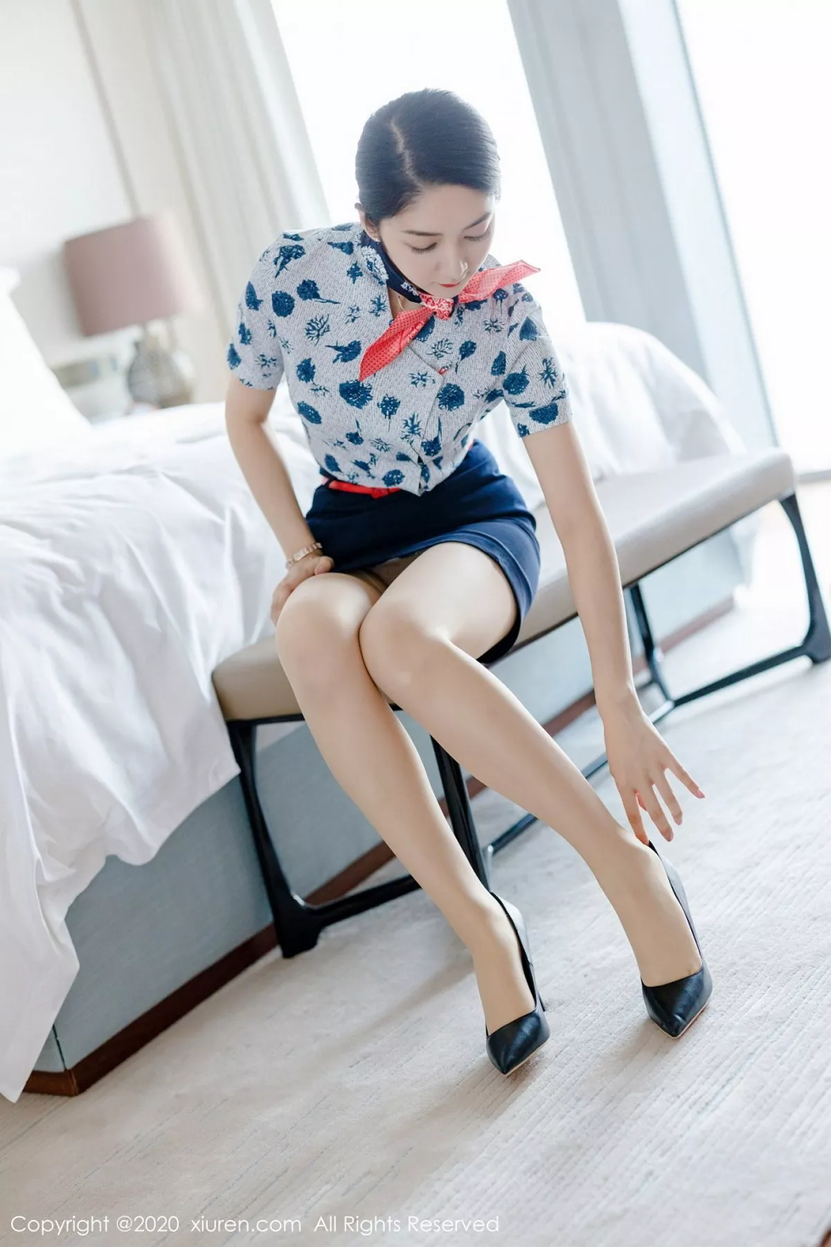 秀人集.com_[XiuRen秀人网]No.2305_女神Angela小热巴空乘制服主题剧情镜头下半脱秀完美身材写真100P