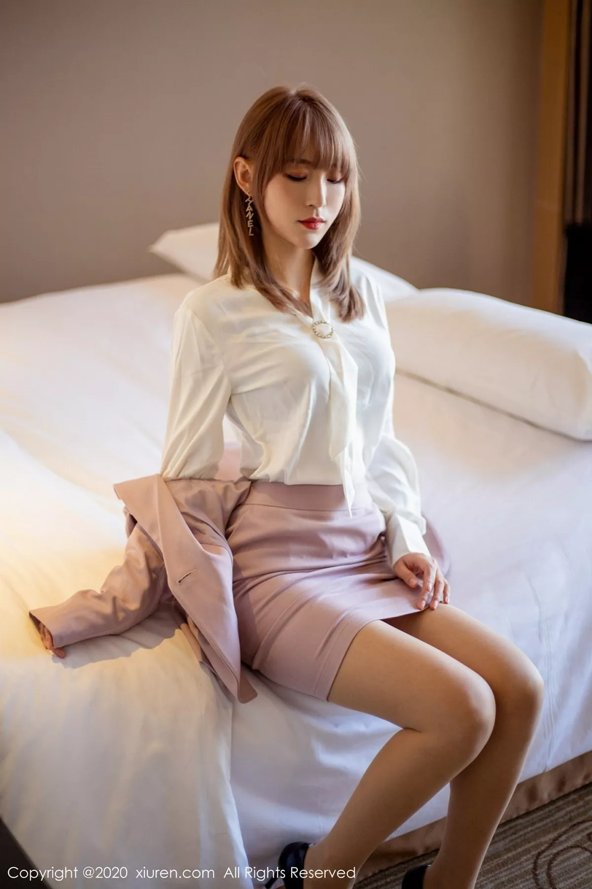 秀人集.com_[XiuRen秀人网]No.2304_嫩模周慕汐fairy私房床上全裸上身无内肉丝裤袜惹火诱惑写真51P