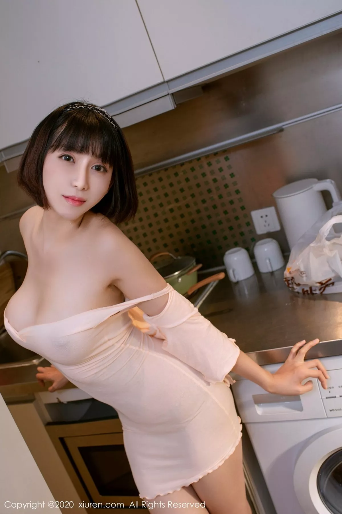 秀人集.com_[XiuRen秀人网]No.2318_大美妞安妮斯朵拉Ann黑丝裤袜+粉色低胸裙秀完美身材诱惑写真64P