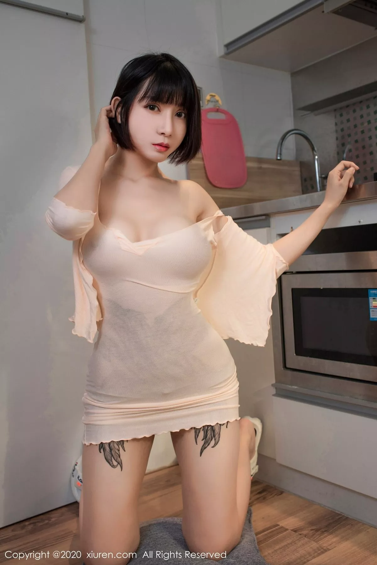 秀人集.com_[XiuRen秀人网]No.2318_大美妞安妮斯朵拉Ann黑丝裤袜+粉色低胸裙秀完美身材诱惑写真64P