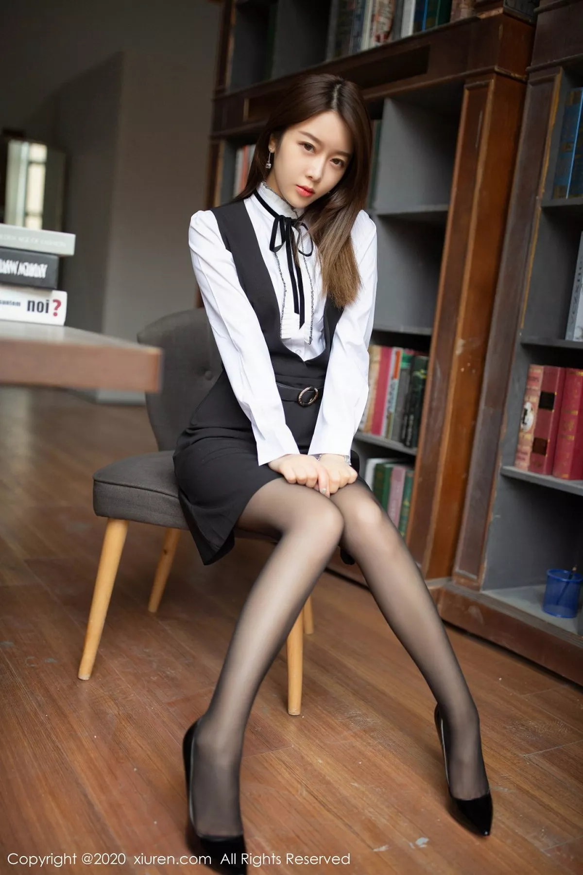 秀人集.com_[XiuRen秀人网]No.2338_嫩模夏诗雯Sally乌镇旅拍图书馆主题黑吊裙配黑丝裤袜诱惑写真68P