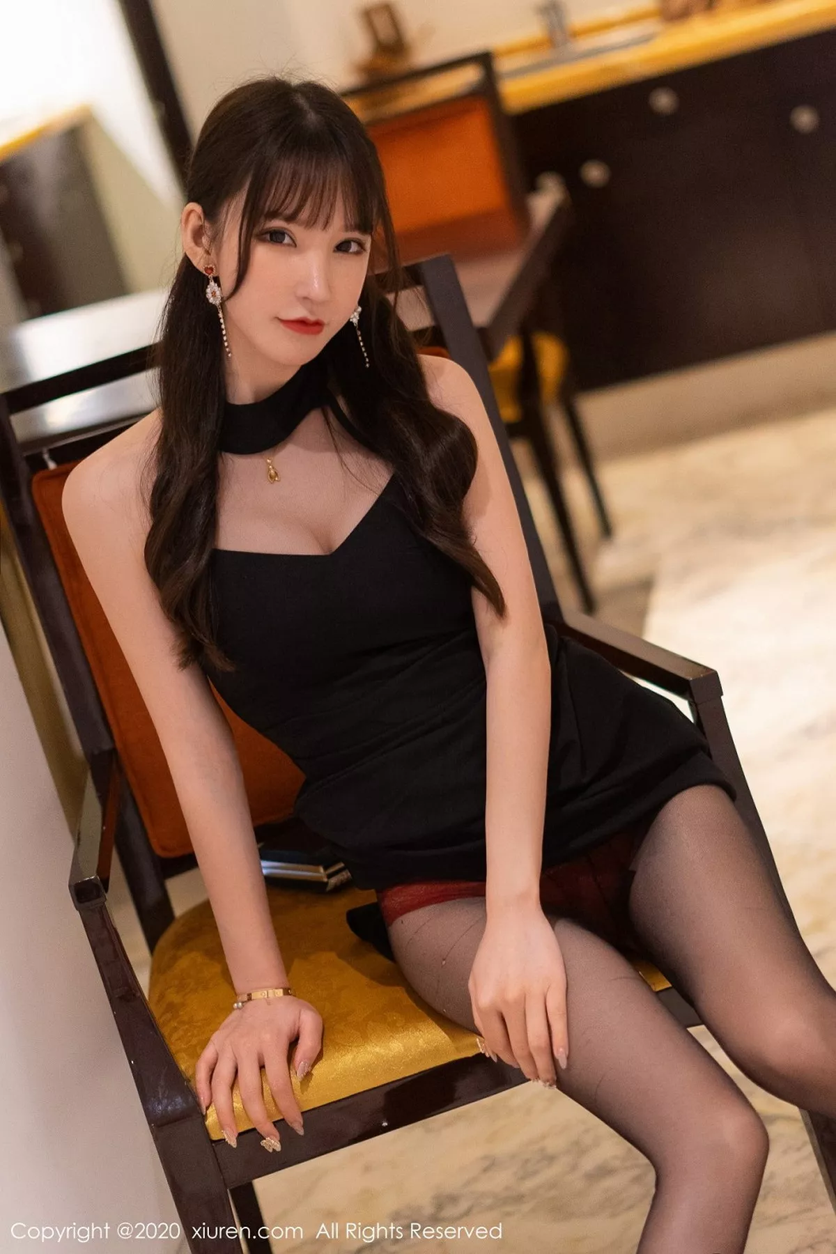 秀人集.com_[XiuRen秀人网]No.2418_女神周于希Sandy三亚旅拍脱典雅礼裙红色内衣配黑丝袜诱惑写真66P