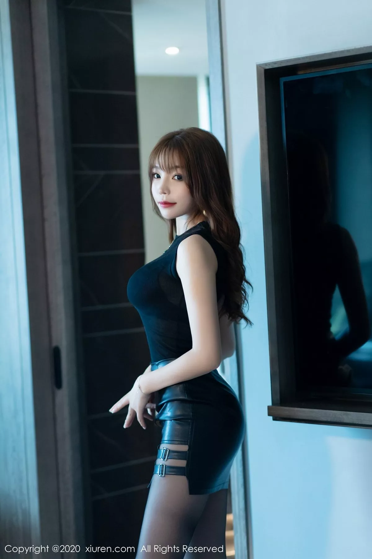秀人集.com_[XiuRen秀人网]No.2445_女神芝芝Booty时尚街拍性感内衣配黑丝裤袜秀火辣身材诱惑写真64P