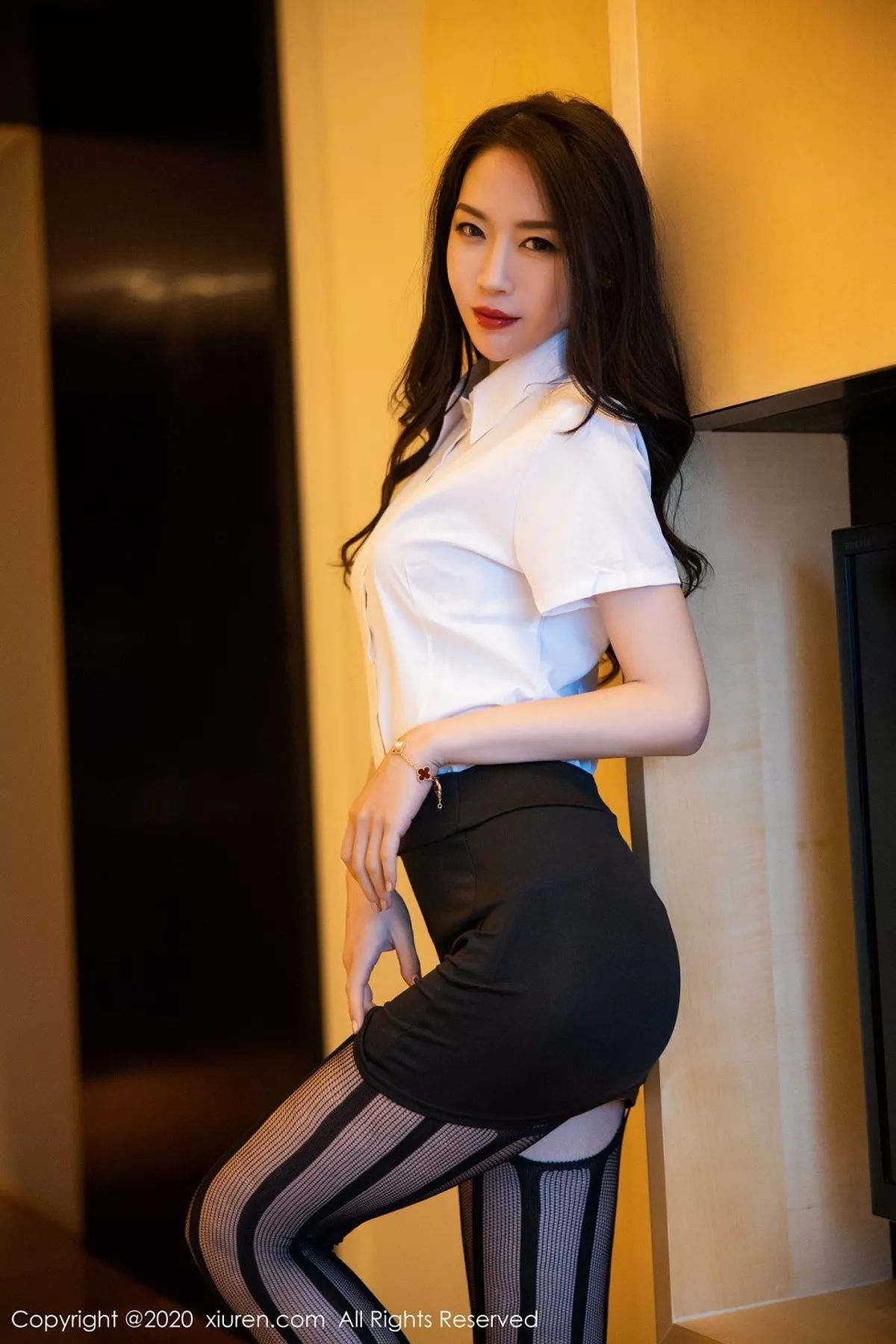 秀人集.com_[XiuRen秀人网]No.2450_嫩模梦心月心愿旅拍秘书OL制服半脱露性感内衣吊带黑丝诱惑写真112P