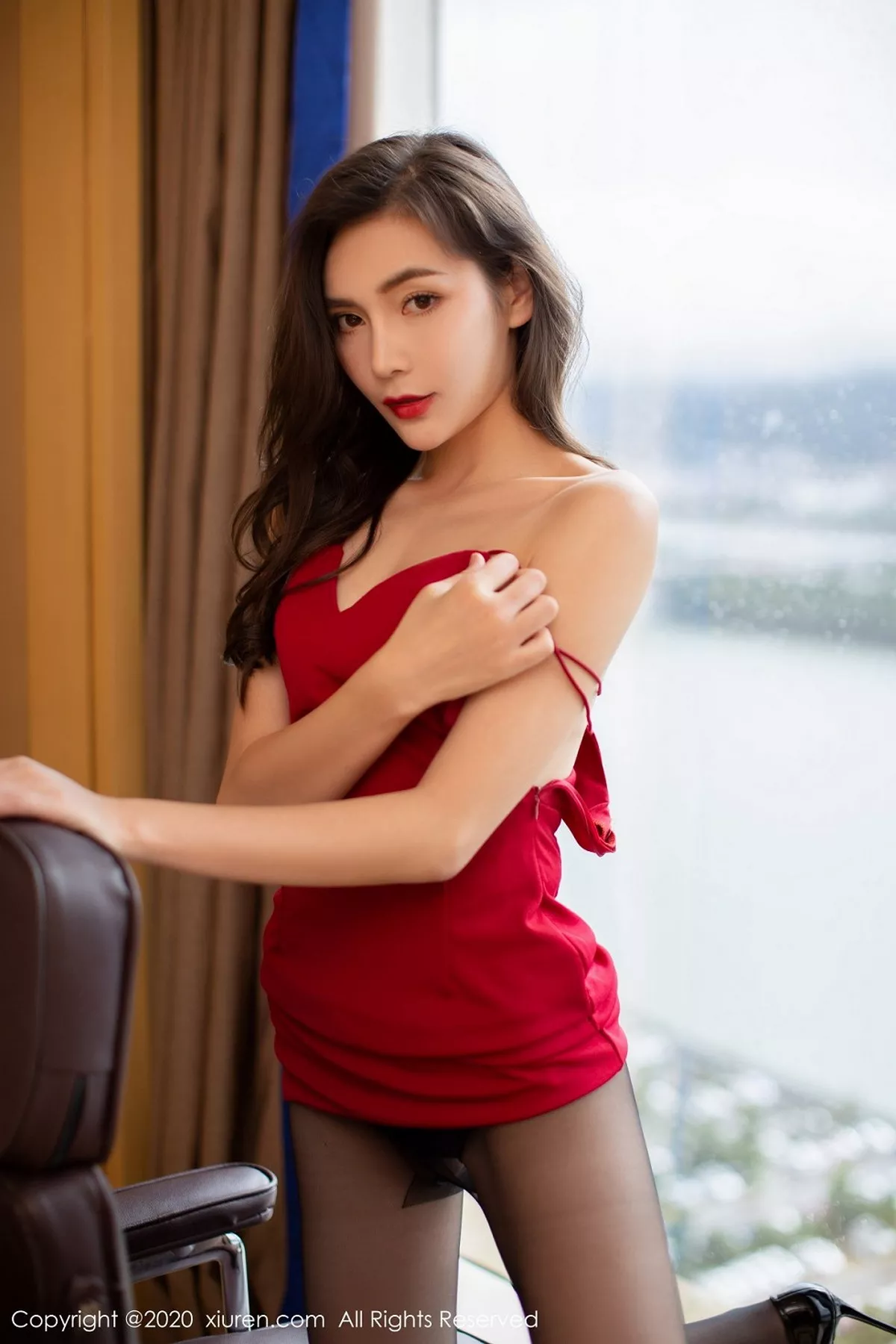 秀人集.com_[XiuRen秀人网]No.2369_嫩模夏玥私房性感红色吊裙配黑丝裤袜秀翘臀极致魅惑写真61P