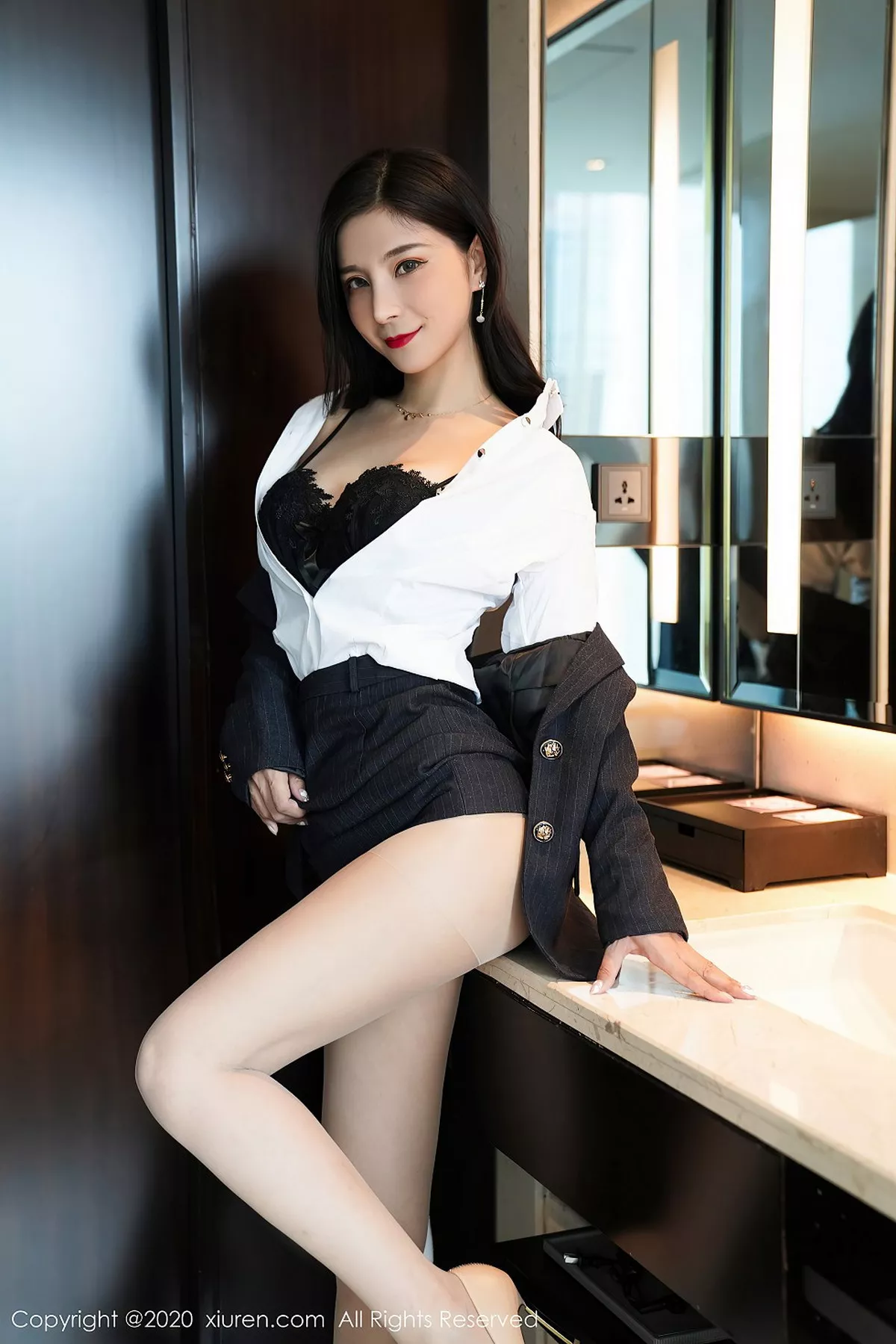 秀人集.com_[XiuRen秀人网]No.2564_嫩模小蛮妖Yummy职场白衬衫黑短裙半脱露超薄肉丝裤袜诱惑写真70P