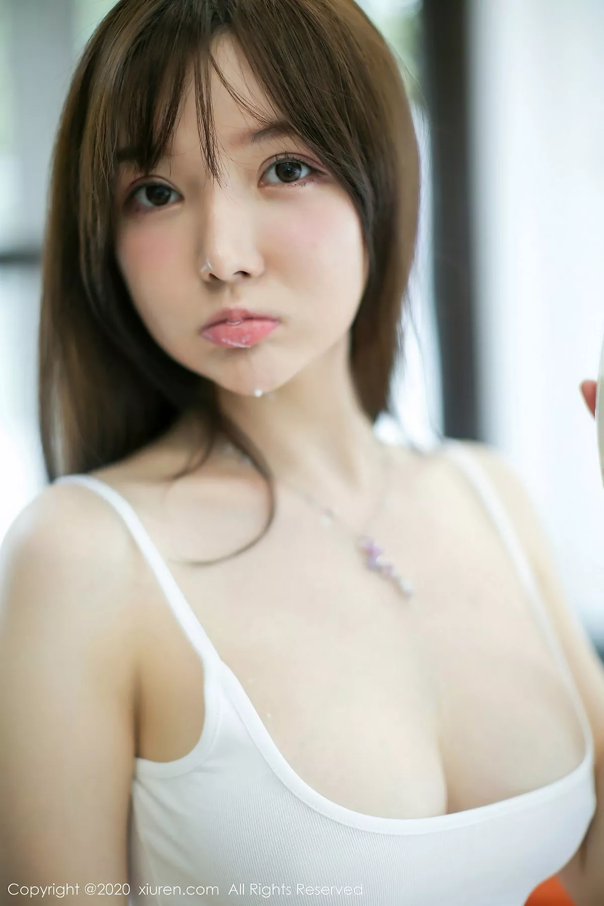 秀人集.com_[XiuRen秀人网]No.2565_嫩模糯美子Mini三亚旅拍私房白色吊带内衣半撩露豪乳诱惑写真46P