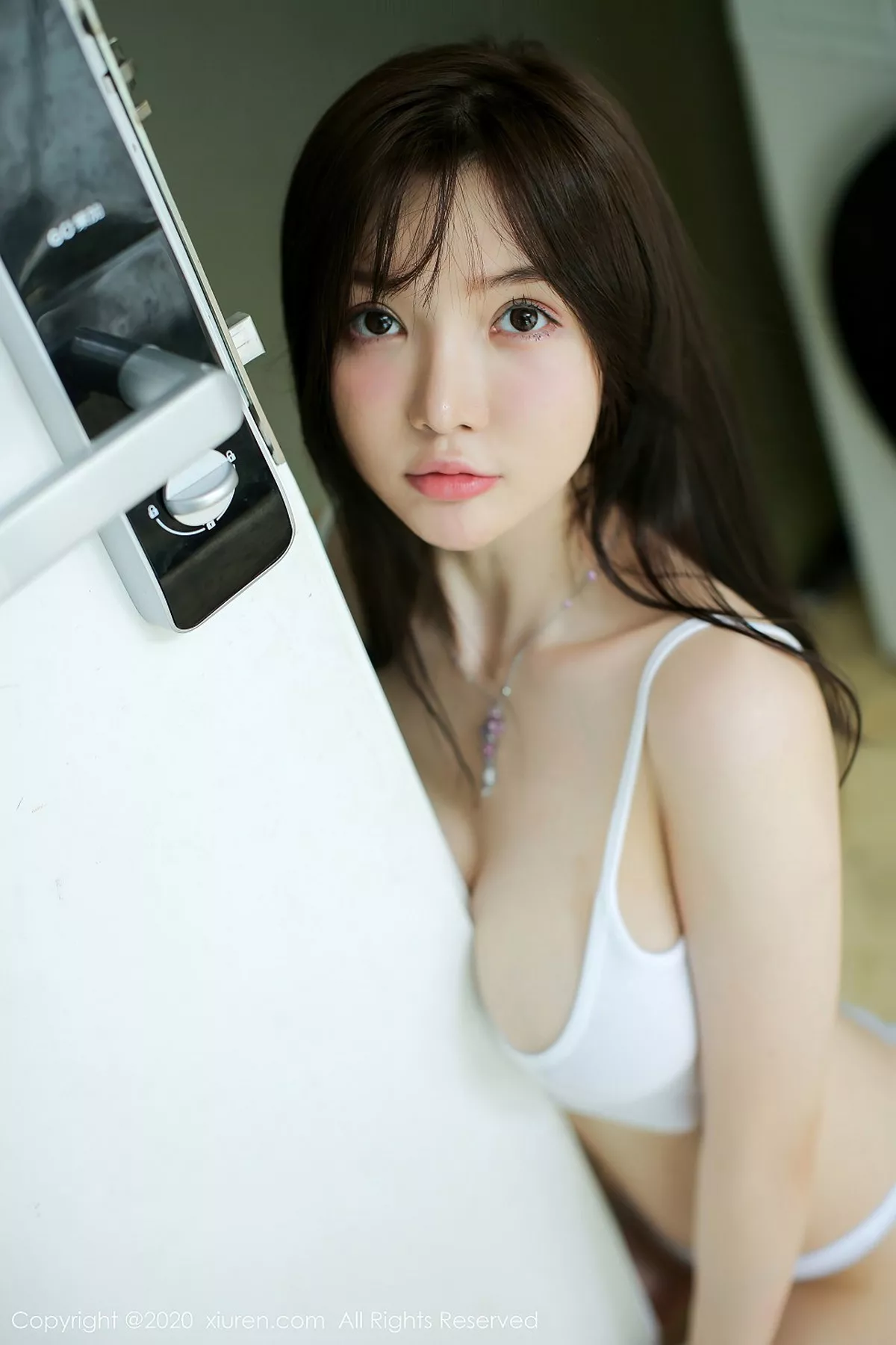 秀人集.com_[XiuRen秀人网]No.2565_嫩模糯美子Mini三亚旅拍私房白色吊带内衣半撩露豪乳诱惑写真46P