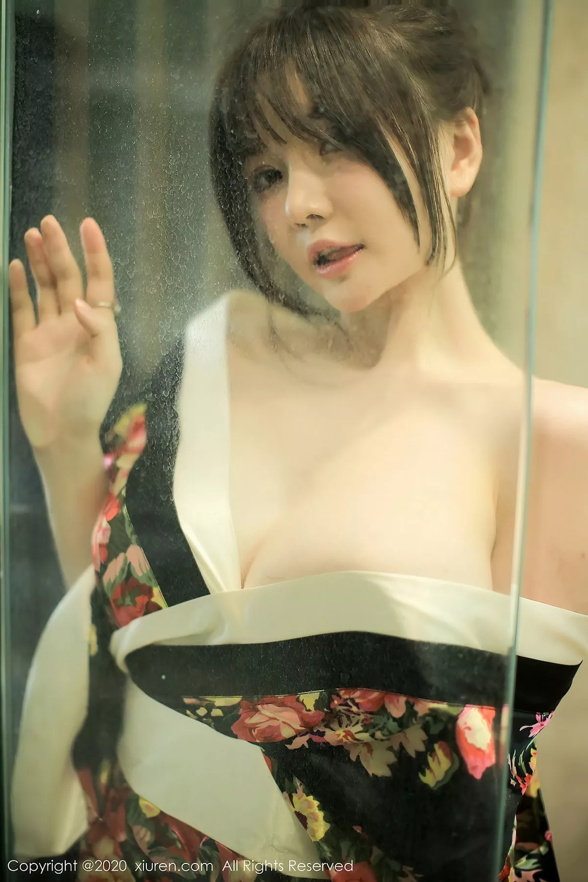 秀人集.com_[XiuRen秀人网]No.2581_女神糯美子Mini三亚旅拍色彩艳丽和服真空半露豪乳撩人诱惑写真43P