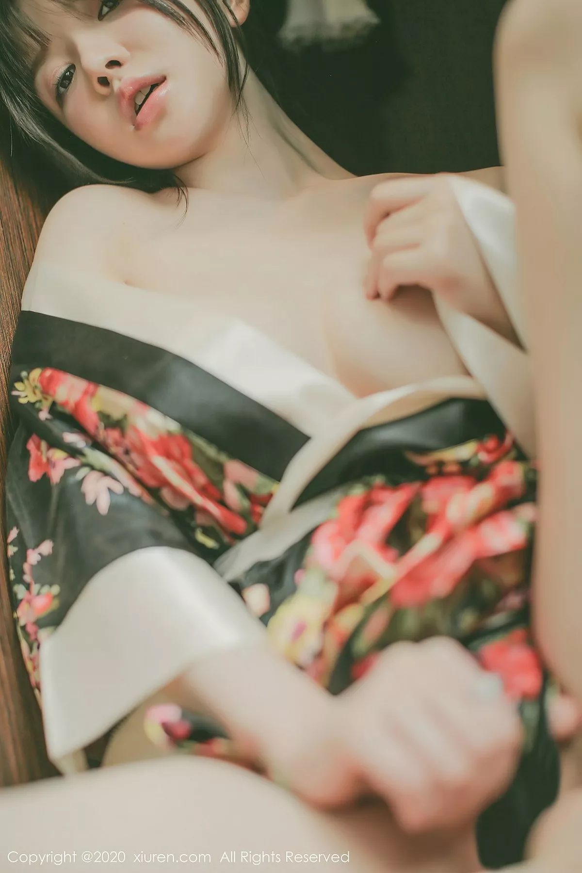 秀人集.com_[XiuRen秀人网]No.2581_女神糯美子Mini三亚旅拍色彩艳丽和服真空半露豪乳撩人诱惑写真43P