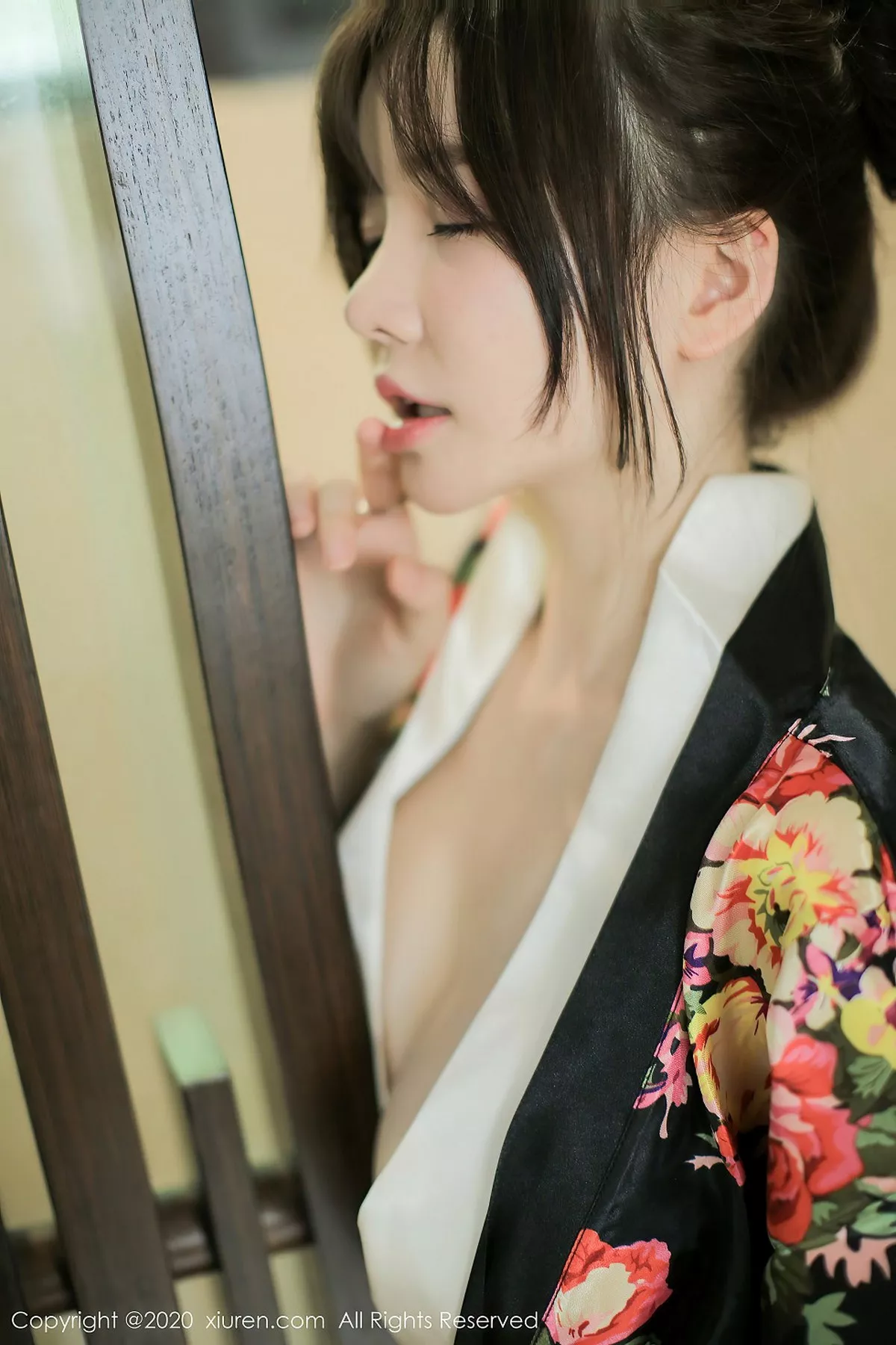 秀人集.com_[XiuRen秀人网]No.2581_女神糯美子Mini三亚旅拍色彩艳丽和服真空半露豪乳撩人诱惑写真43P
