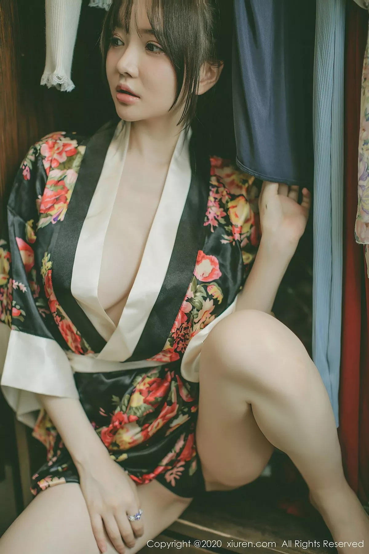秀人集.com_[XiuRen秀人网]No.2581_女神糯美子Mini三亚旅拍色彩艳丽和服真空半露豪乳撩人诱惑写真43P