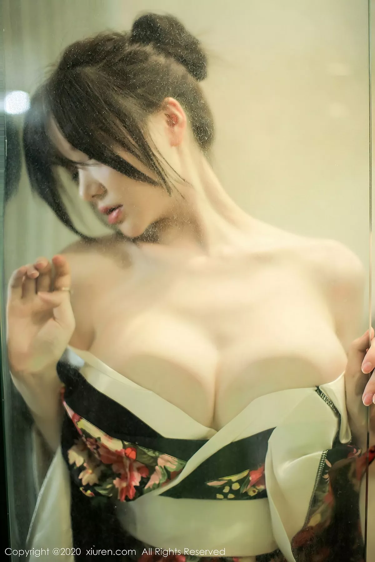 秀人集.com_[XiuRen秀人网]No.2581_女神糯美子Mini三亚旅拍色彩艳丽和服真空半露豪乳撩人诱惑写真43P