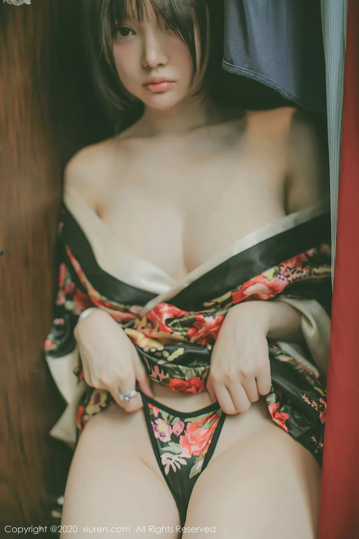 秀人集.com_[XiuRen秀人网]No.2581_女神糯美子Mini三亚旅拍色彩艳丽和服真空半露豪乳撩人诱惑写真43P