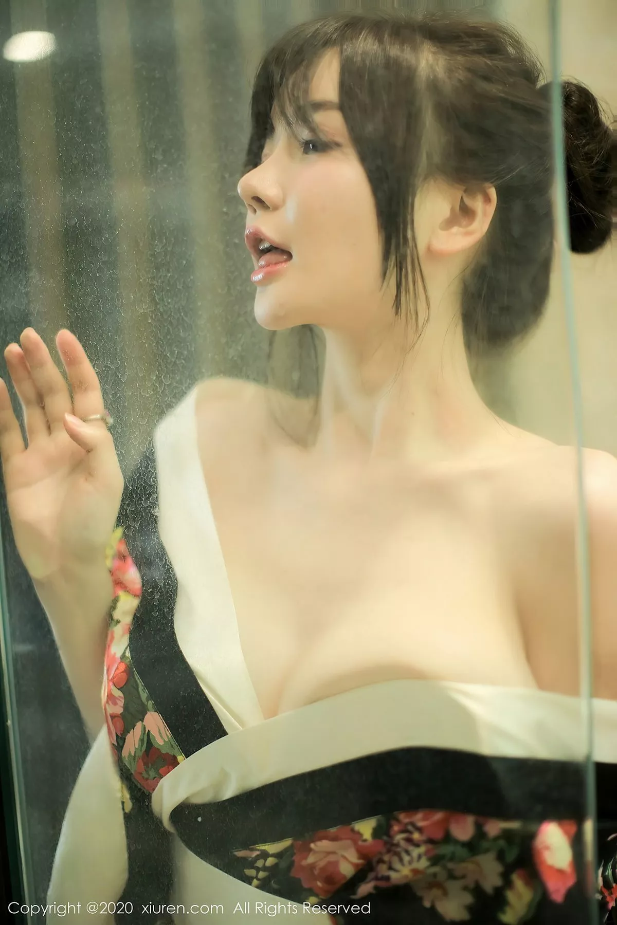 秀人集.com_[XiuRen秀人网]No.2581_女神糯美子Mini三亚旅拍色彩艳丽和服真空半露豪乳撩人诱惑写真43P