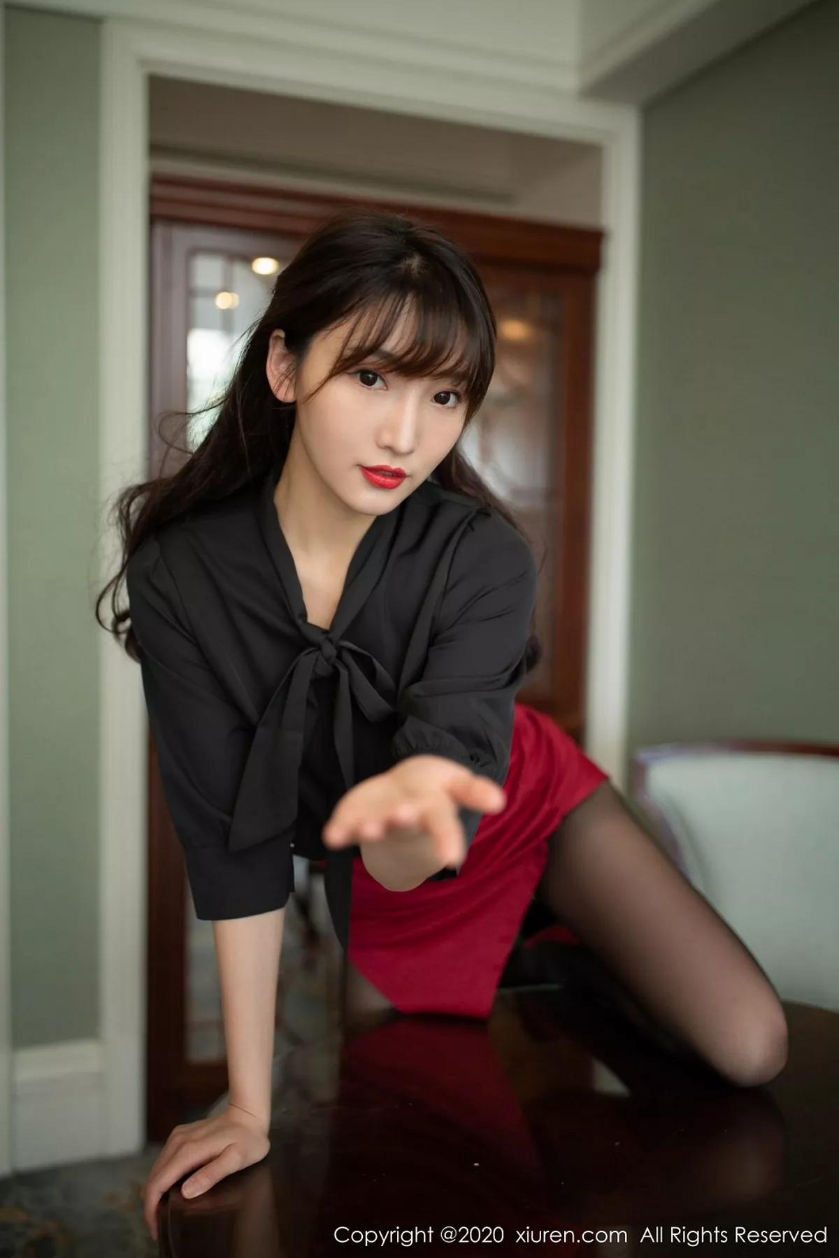 秀人集.com_[XiuRen秀人网]No.2498_嫩模陆萱萱乌镇+太湖旅拍制服OL主题红色内衣配黑丝裤袜诱惑写真82P
